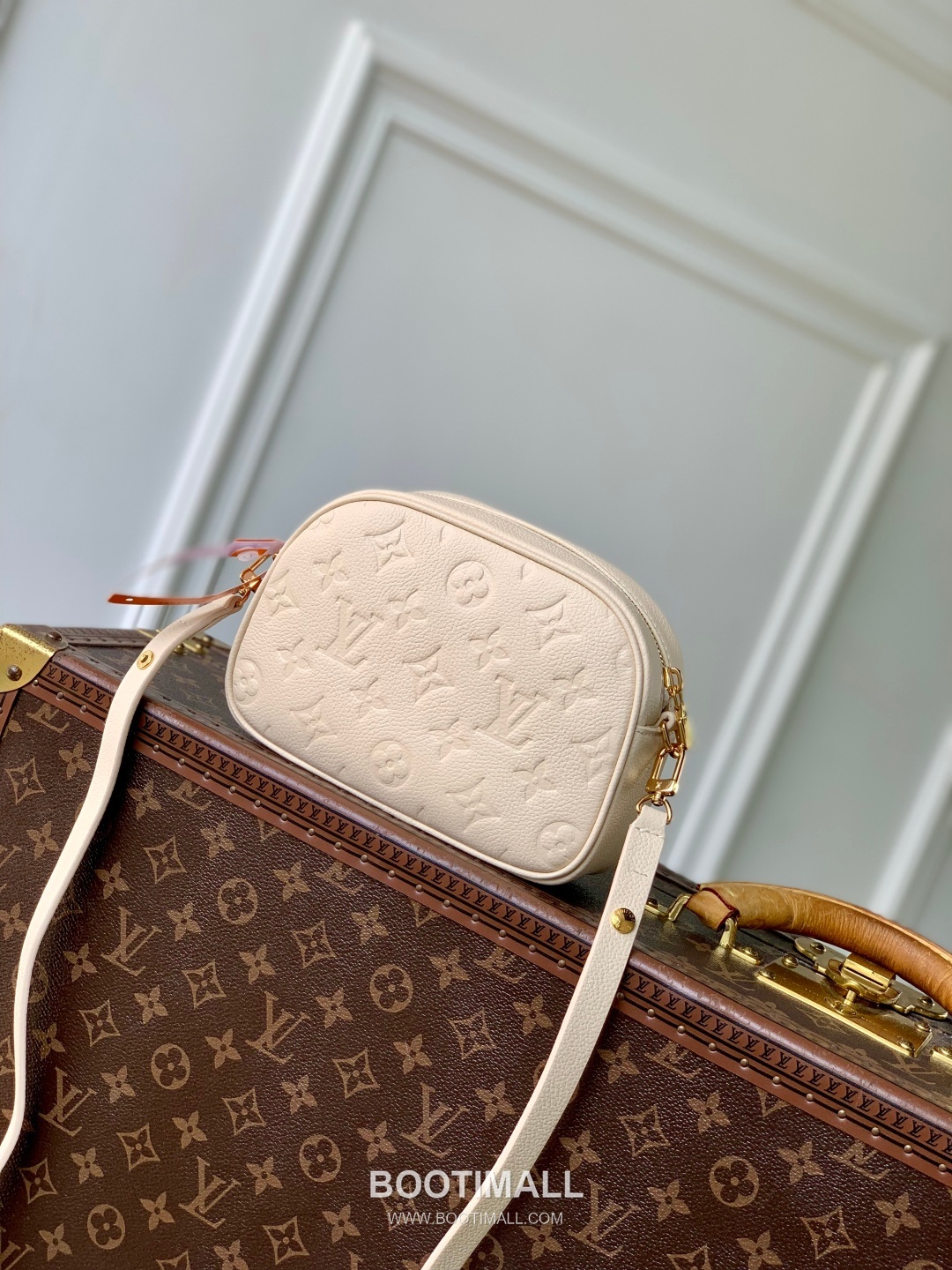 Louis Vuitton Tiny Camera Bag Monogram Empreinte Leather White 루이비통 타이니 카메라 백 모노그램 앙프렝뜨 레더 화이트 19cm 3