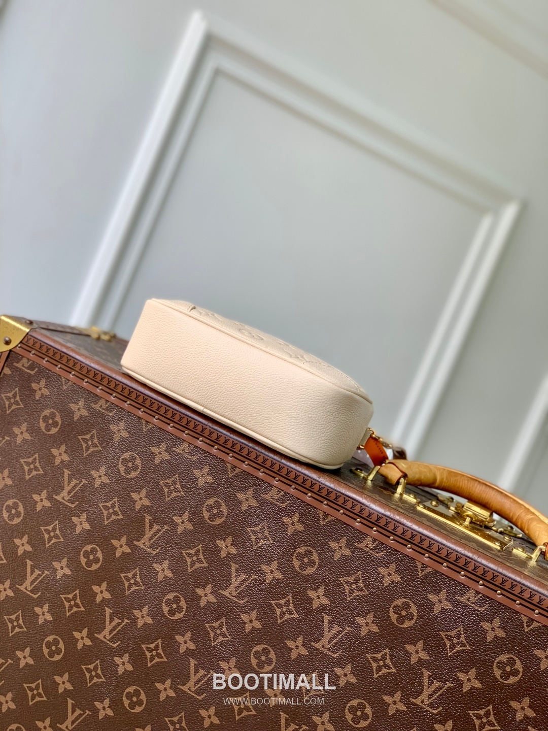 Louis Vuitton Tiny Camera Bag Monogram Empreinte Leather White 루이비통 타이니 카메라 백 모노그램 앙프렝뜨 레더 화이트 19cm 4