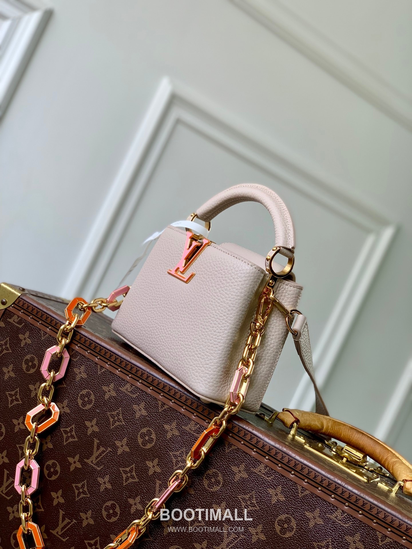 Louis Vuitton Capucines Mini Taurillon Leather Gray Top Handle Bag 루이비통 카퓌신 미니 M24683 토리용 레더 그레이 탑핸들백 21cm 2