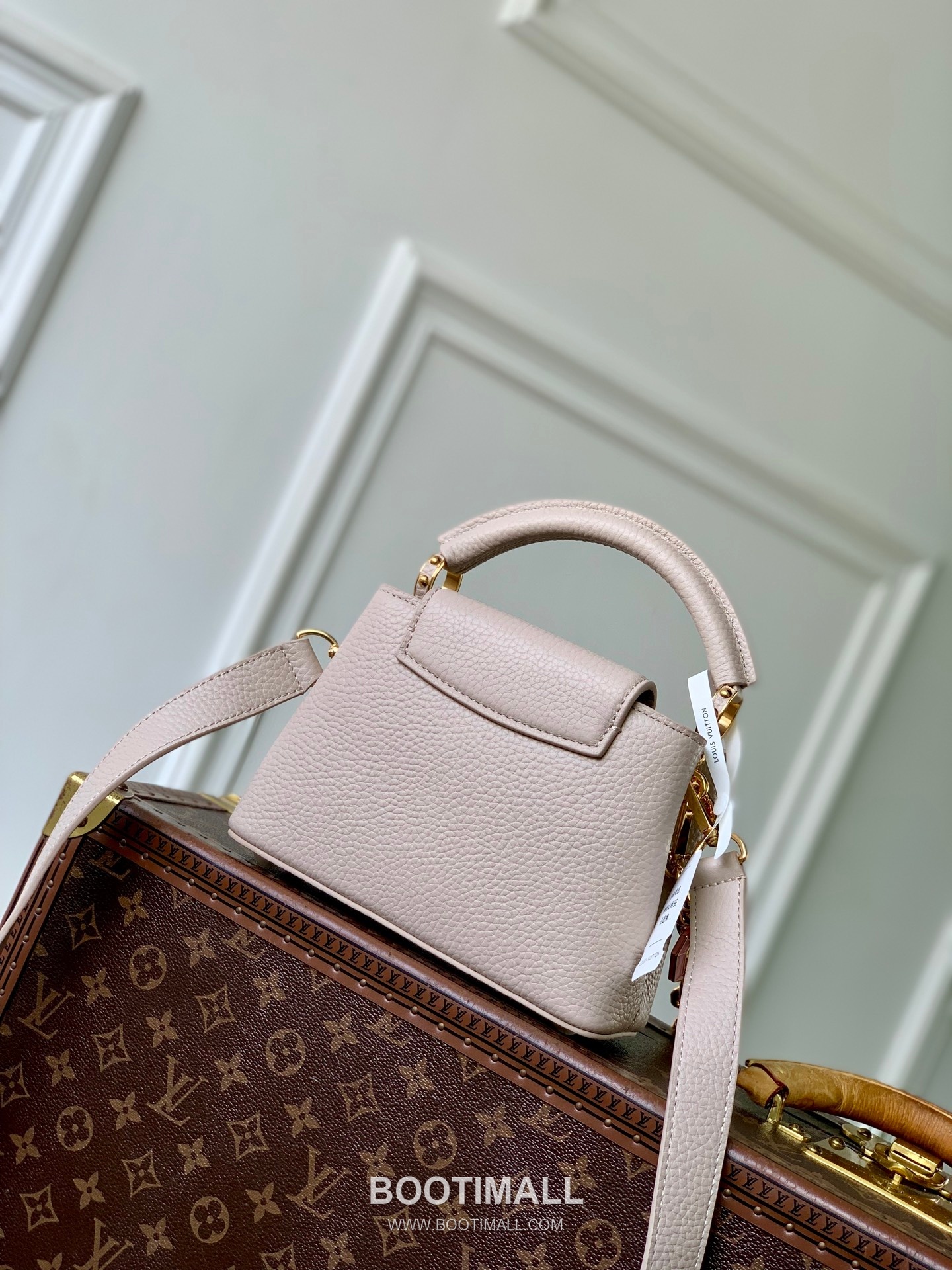 Louis Vuitton Capucines Mini Taurillon Leather Gray Top Handle Bag 루이비통 카퓌신 미니 M24683 토리용 레더 그레이 탑핸들백 21cm 3