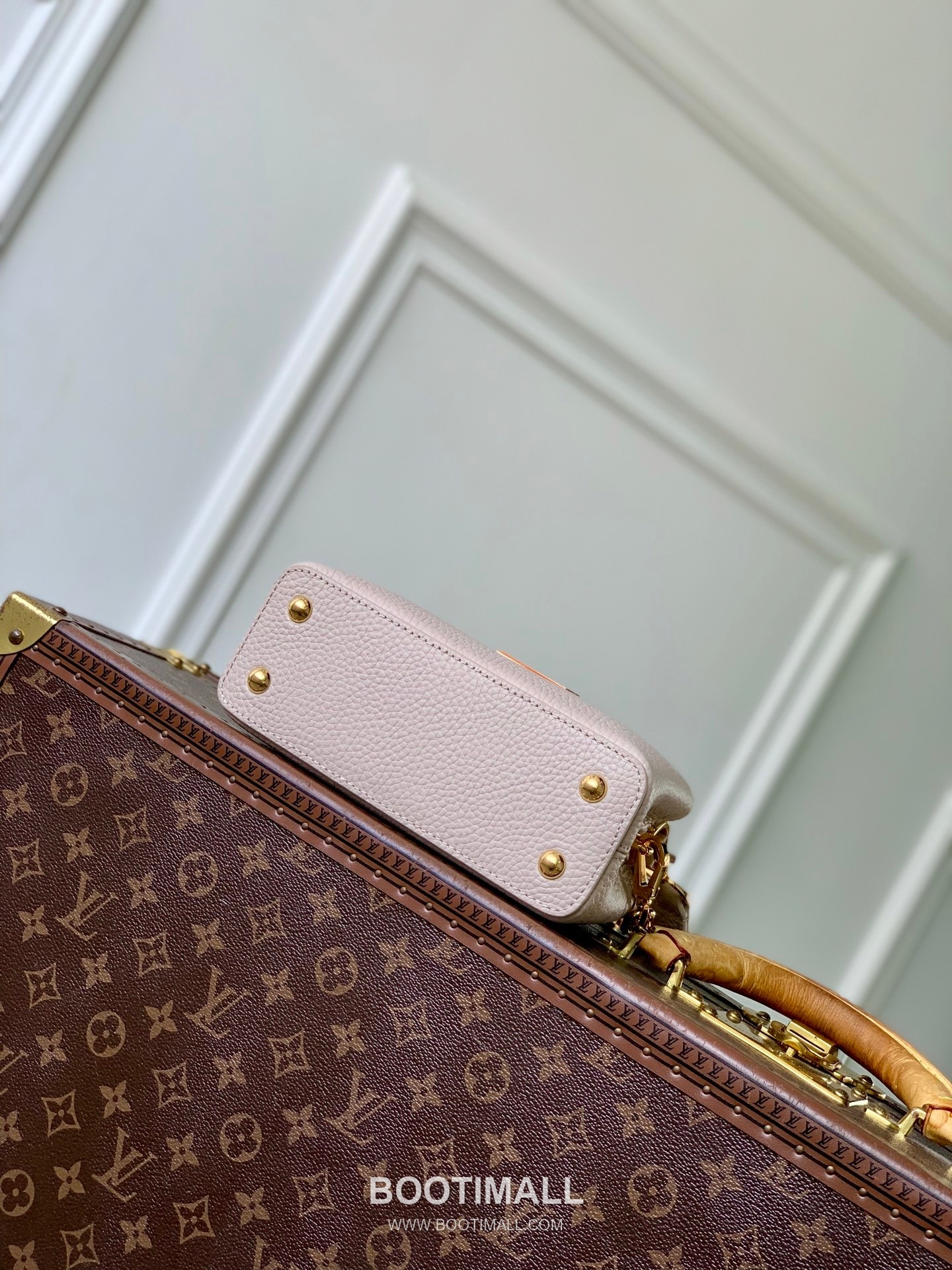 Louis Vuitton Capucines Mini Taurillon Leather Gray Top Handle Bag 루이비통 카퓌신 미니 M24683 토리용 레더 그레이 탑핸들백 21cm 4