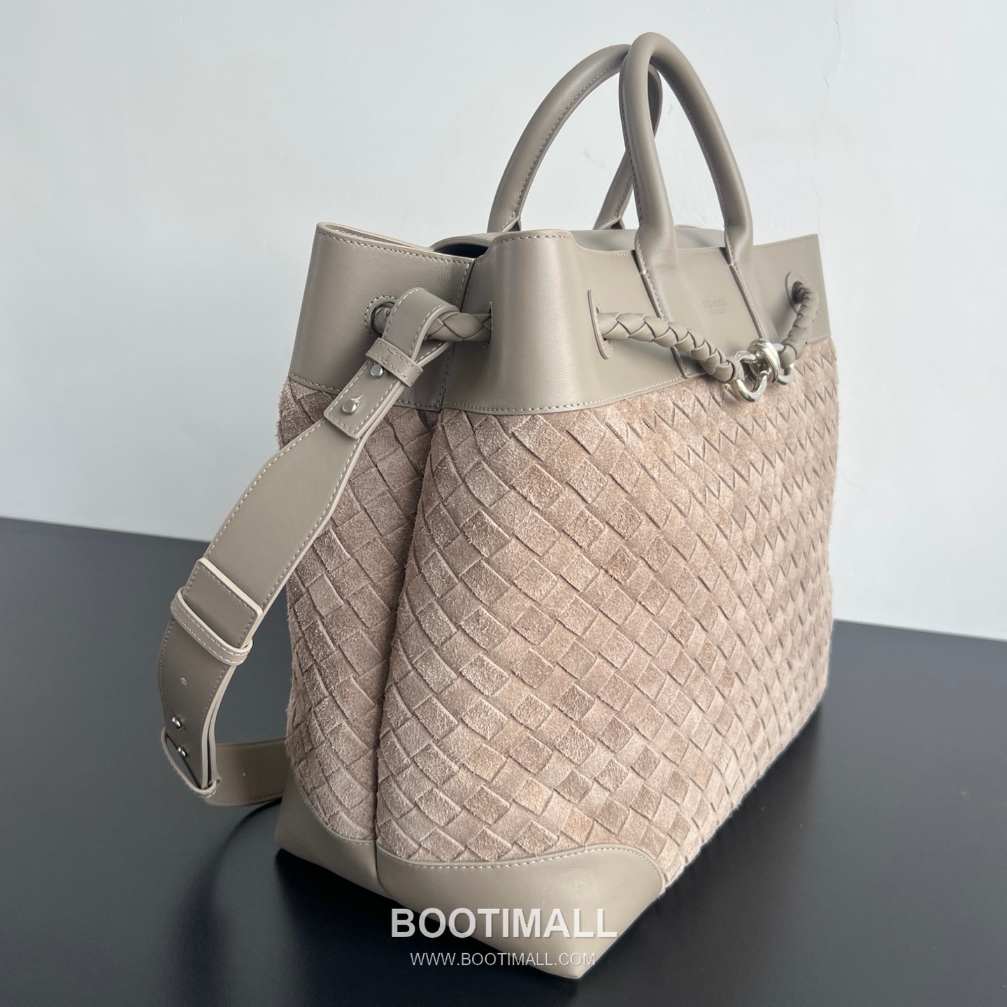 Bottega Veneta Andiamo Intrecciato Suede Tote Suede and Calfskin Taupe Tote Bag 보테가 베네타 안디아모 인트레치아토 스웨이드 토트 스웨이드 및 카프스킨 토프 토트백 43cm 3