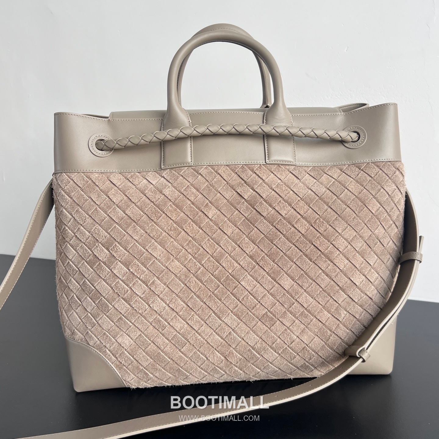 Bottega Veneta Andiamo Intrecciato Suede Tote Suede and Calfskin Taupe Tote Bag 보테가 베네타 안디아모 인트레치아토 스웨이드 토트 스웨이드 및 카프스킨 토프 토트백 43cm 4