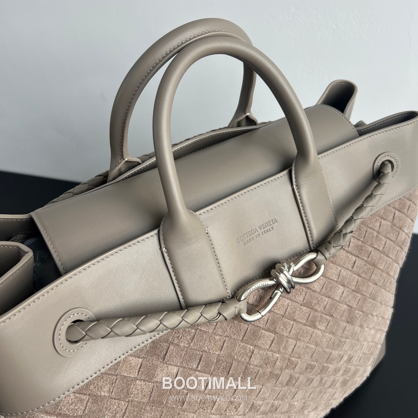 Bottega Veneta Andiamo Intrecciato Suede Tote Suede and Calfskin Taupe Tote Bag 보테가 베네타 안디아모 인트레치아토 스웨이드 토트 스웨이드 및 카프스킨 토프 토트백 43cm 6