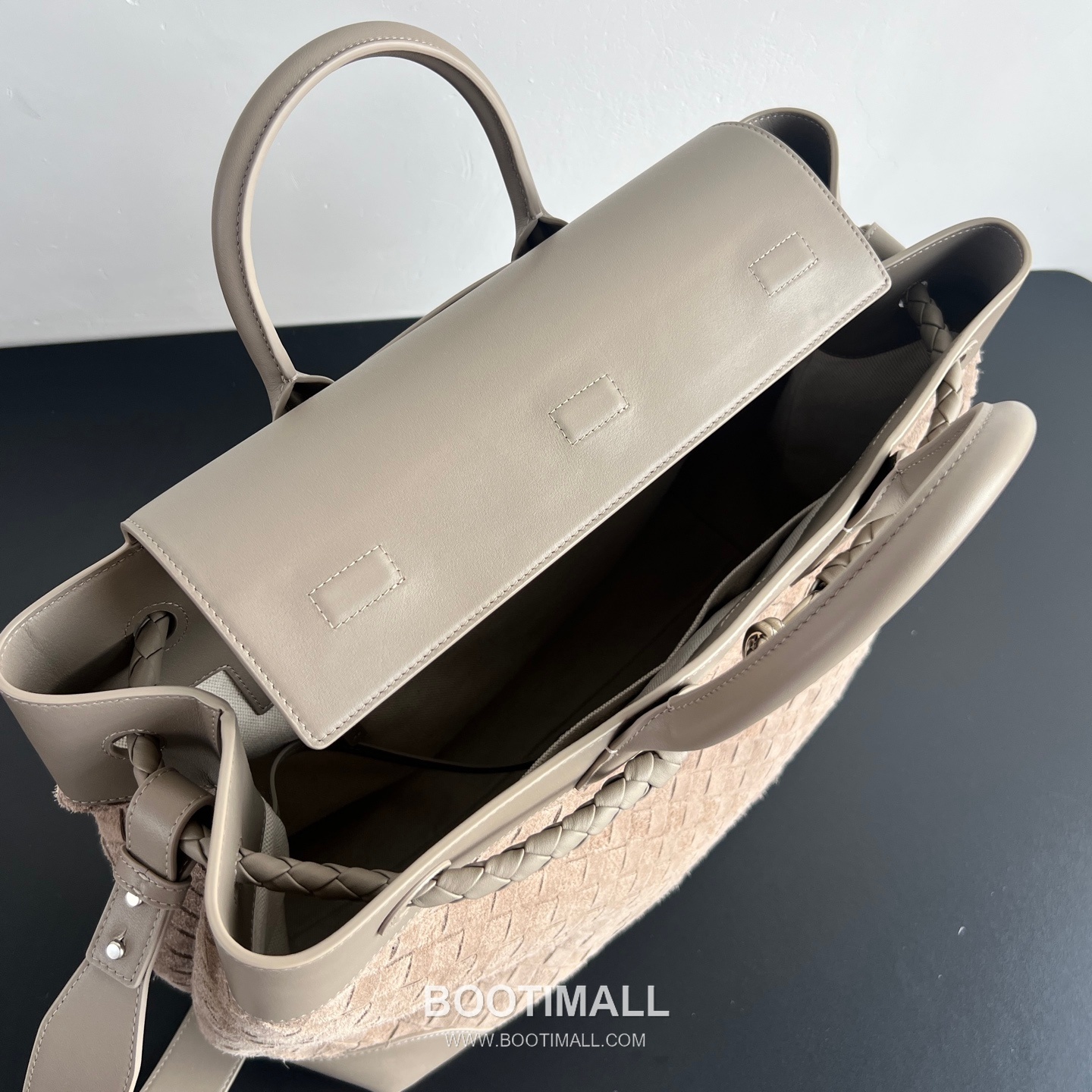 Bottega Veneta Andiamo Intrecciato Suede Tote Suede and Calfskin Taupe Tote Bag 보테가 베네타 안디아모 인트레치아토 스웨이드 토트 스웨이드 및 카프스킨 토프 토트백 43cm 8