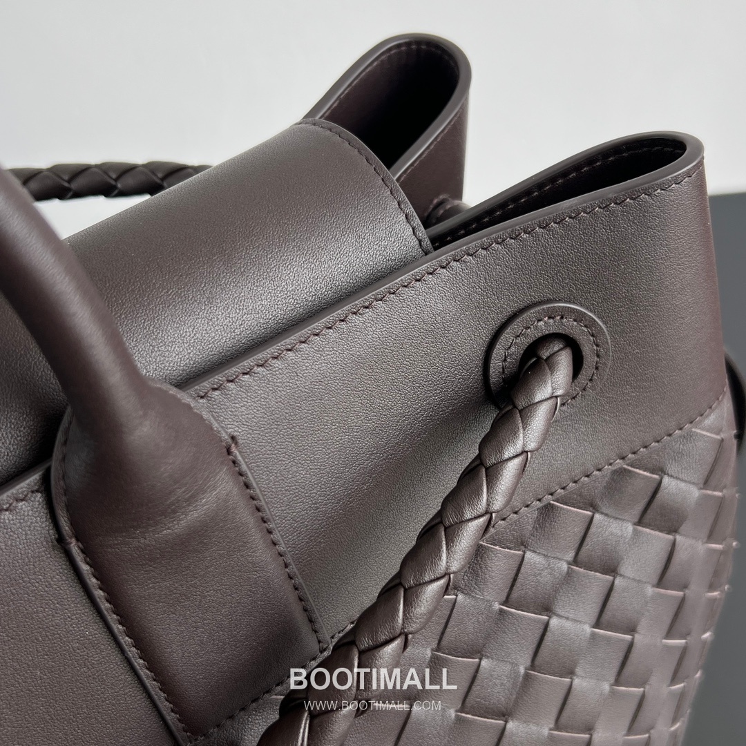 Bottega Veneta Andiamo Intrecciato Tote Smooth Leather, Intrecciato Leather Dark Tote Bag 보테가 베네타 안디아모 인트레치아토 토트 스무스 레더, 인트레치아토 레더 다크 토트백 43cm 4
