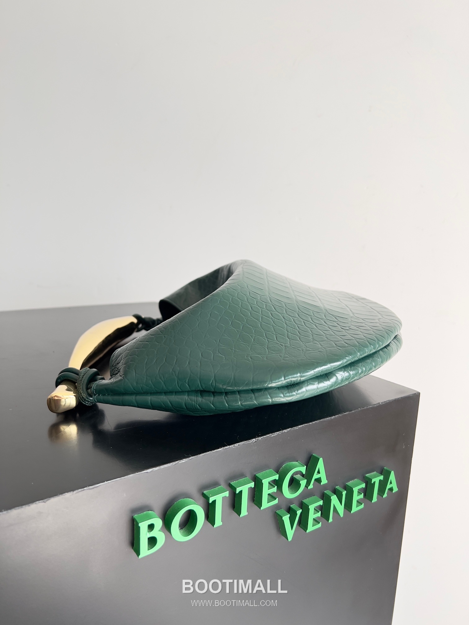 Bottega Veneta Sardine Croc-Embossed Large Croc-Embossed Cowhide Leather Green Shoulder Bag 보테가 베네타 사딘 크로커다일 엠보싱 라지 크로커다일 엠보싱 소가죽 그린 숄더백 36cm 7