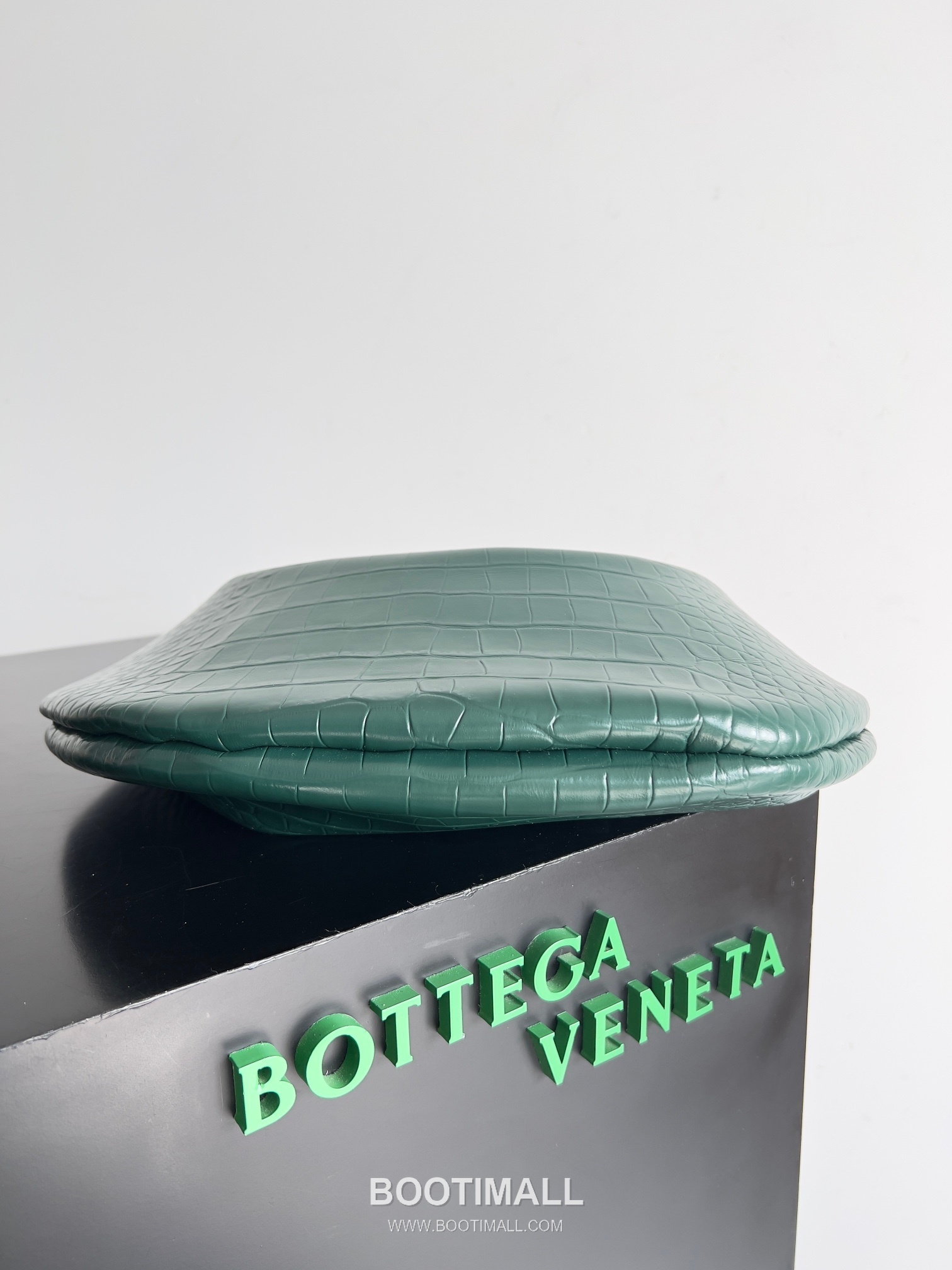 Bottega Veneta Sardine Croc-Embossed Large Croc-Embossed Cowhide Leather Green Shoulder Bag 보테가 베네타 사딘 크로커다일 엠보싱 라지 크로커다일 엠보싱 소가죽 그린 숄더백 36cm 8
