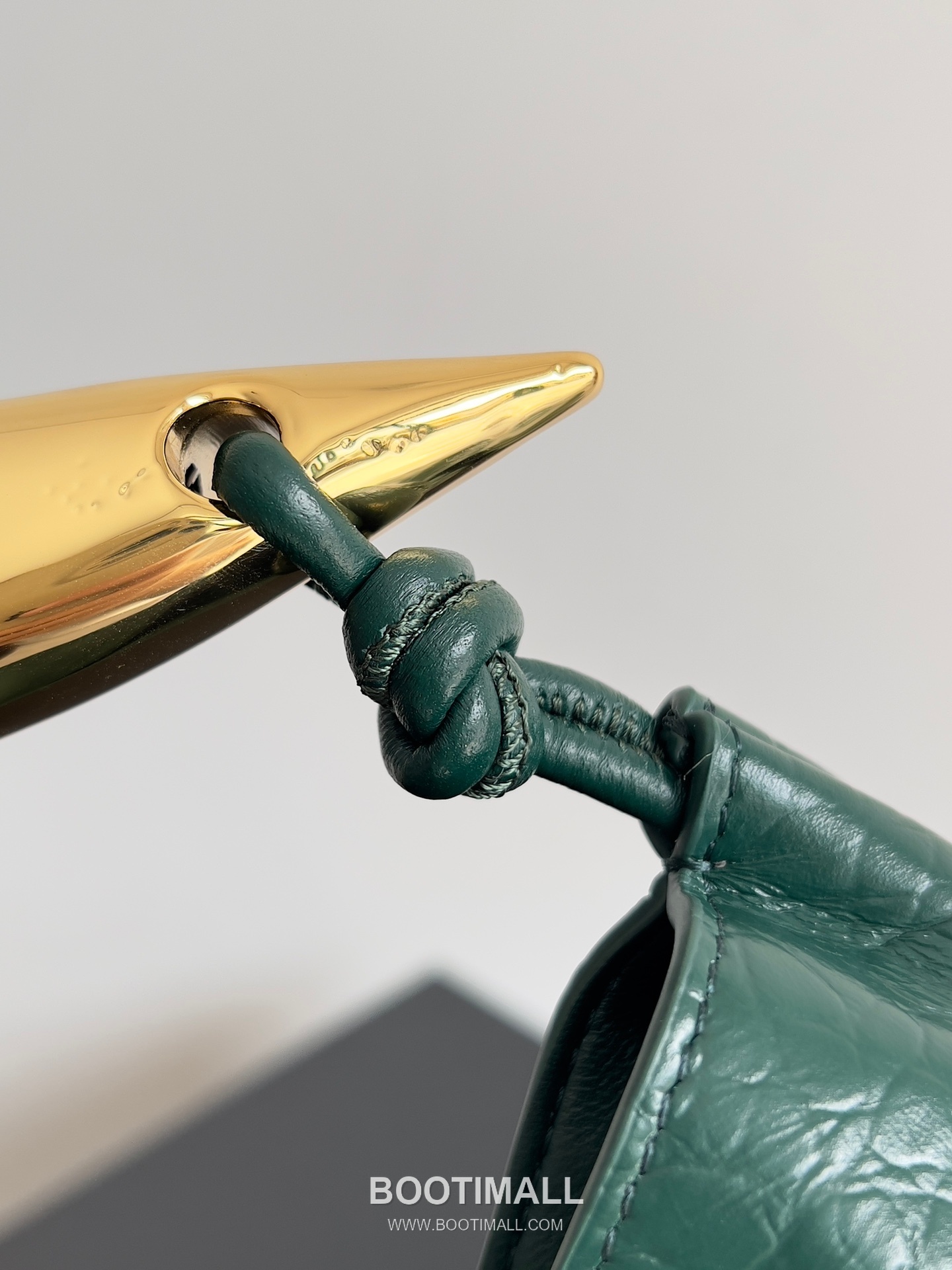 Bottega Veneta Sardine Croc-Embossed Large Croc-Embossed Cowhide Leather Green Shoulder Bag 보테가 베네타 사딘 크로커다일 엠보싱 라지 크로커다일 엠보싱 소가죽 그린 숄더백 36cm 11