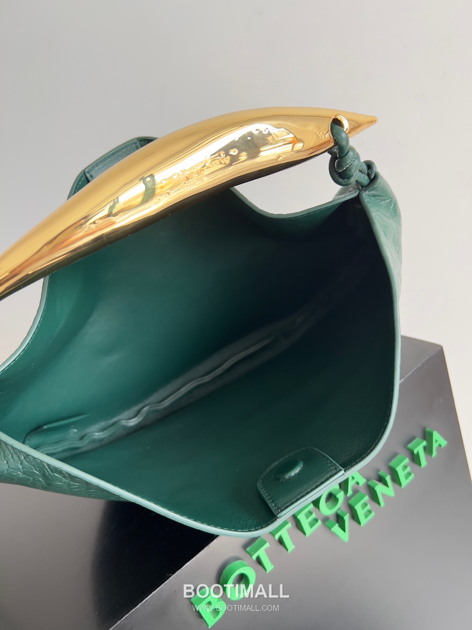 Bottega Veneta Sardine Croc-Embossed Large Croc-Embossed Cowhide Leather Green Shoulder Bag 보테가 베네타 사딘 크로커다일 엠보싱 라지 크로커다일 엠보싱 소가죽 그린 숄더백 36cm 12