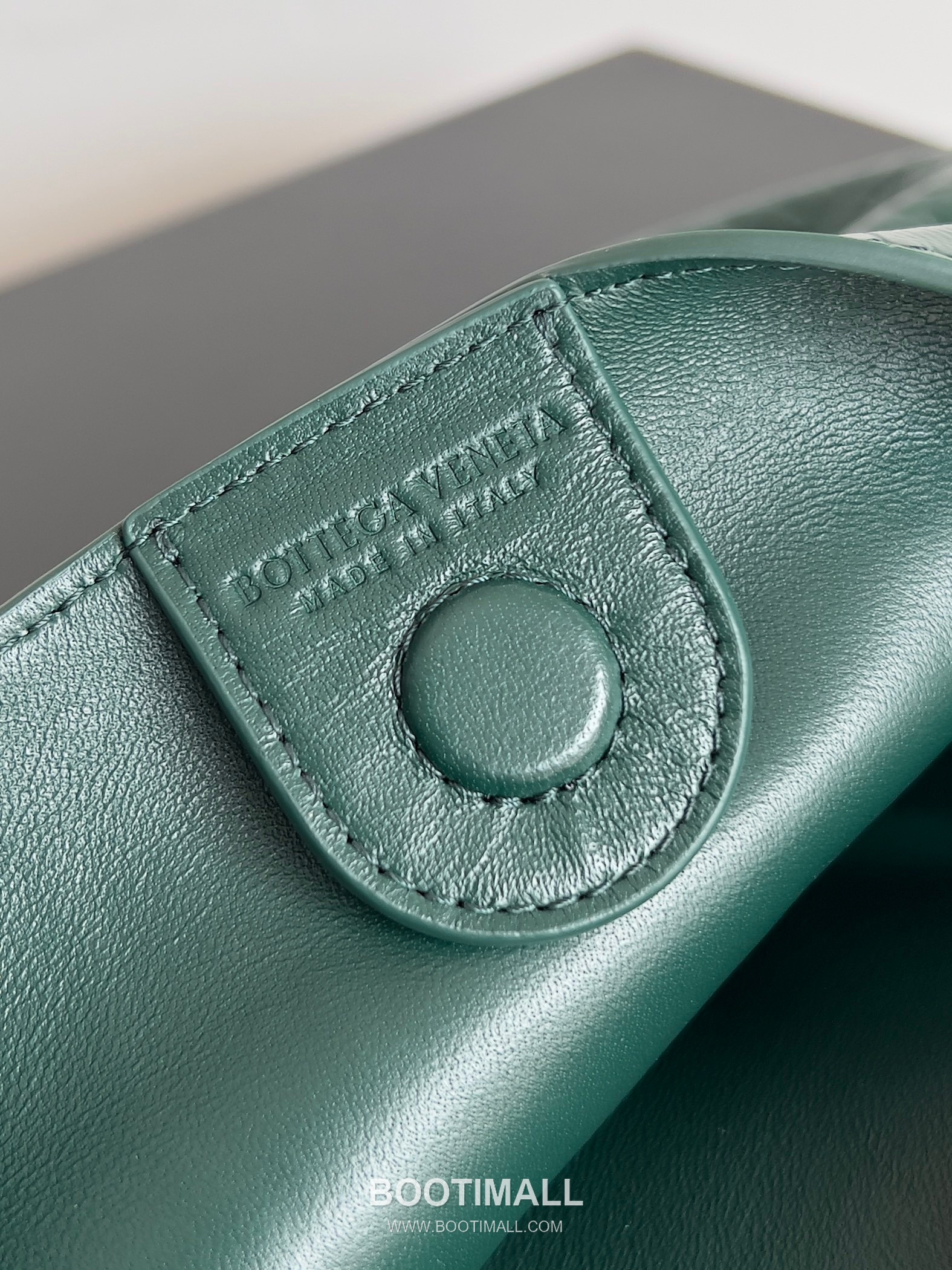 Bottega Veneta Sardine Croc-Embossed Large Croc-Embossed Cowhide Leather Green Shoulder Bag 보테가 베네타 사딘 크로커다일 엠보싱 라지 크로커다일 엠보싱 소가죽 그린 숄더백 36cm 13