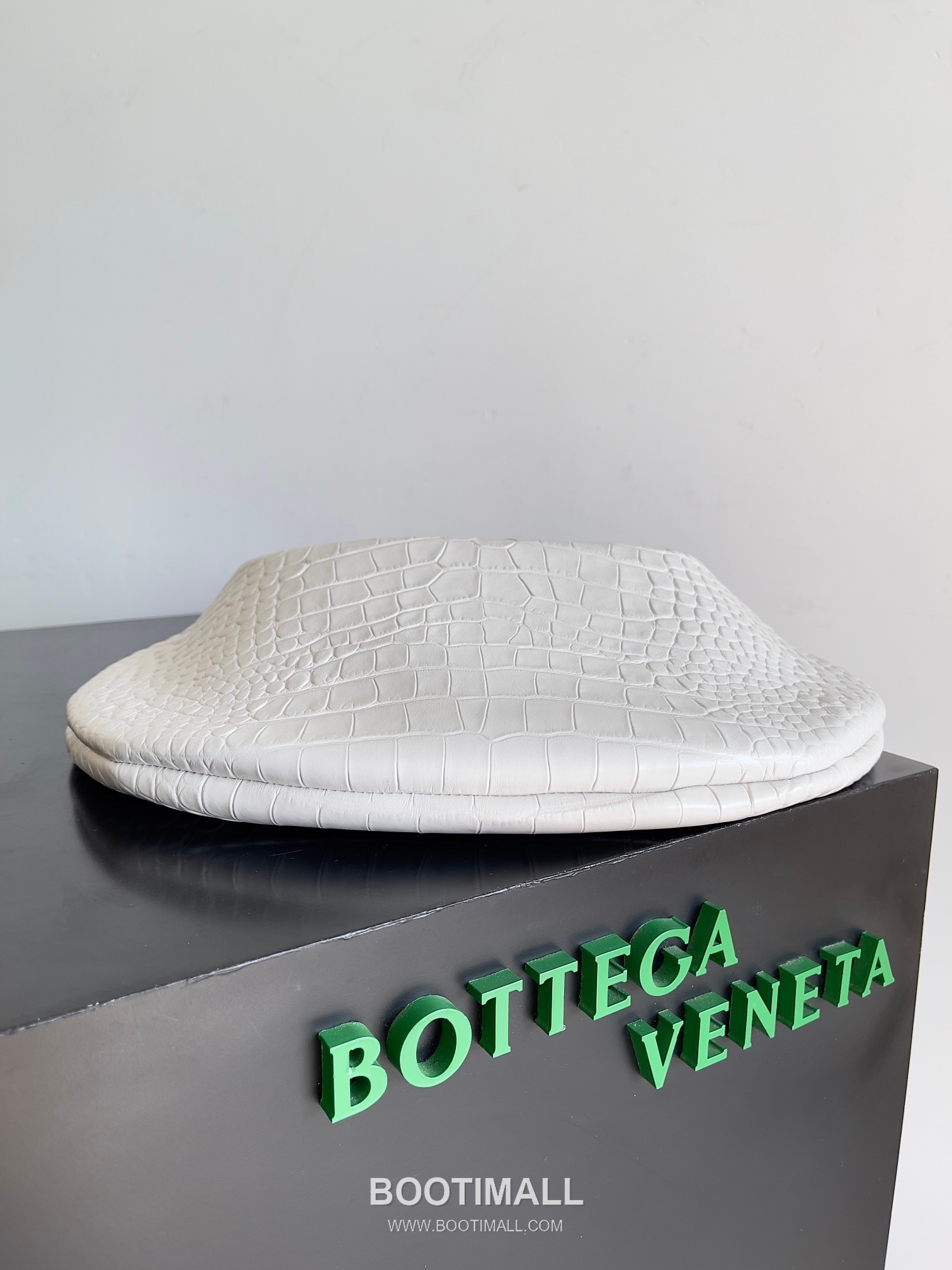 Bottega Veneta Sardine Croc-Embossed Large Croc-Embossed Cowhide Leather Green Shoulder Bag 보테가 베네타 사딘 크로커다일 엠보싱 라지 크로커다일 엠보싱 소가죽 그린 숄더백 36cm 4