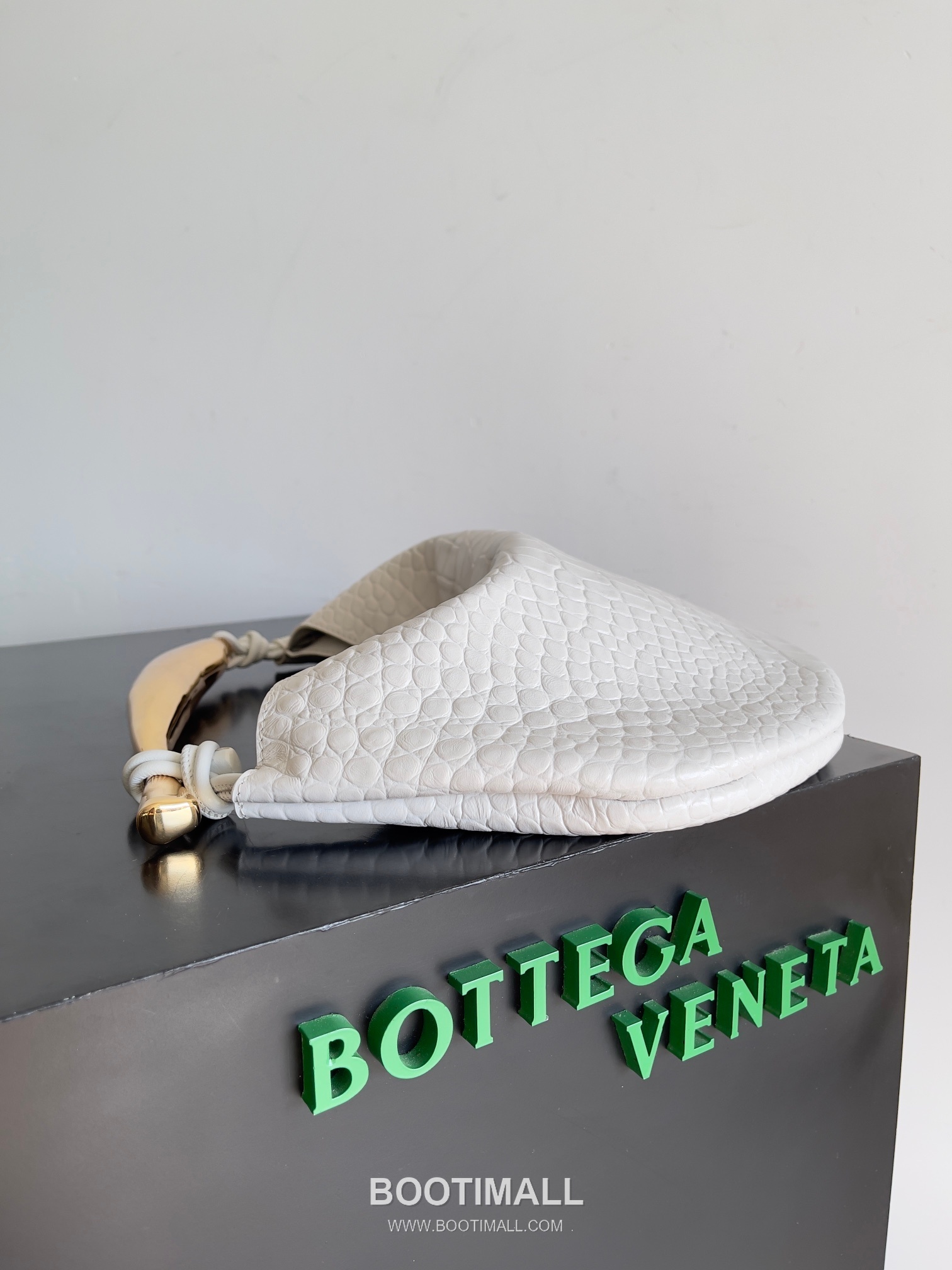 Bottega Veneta Sardine Croc-Embossed Large Croc-Embossed Cowhide Leather Green Shoulder Bag 보테가 베네타 사딘 크로커다일 엠보싱 라지 크로커다일 엠보싱 소가죽 그린 숄더백 36cm 5