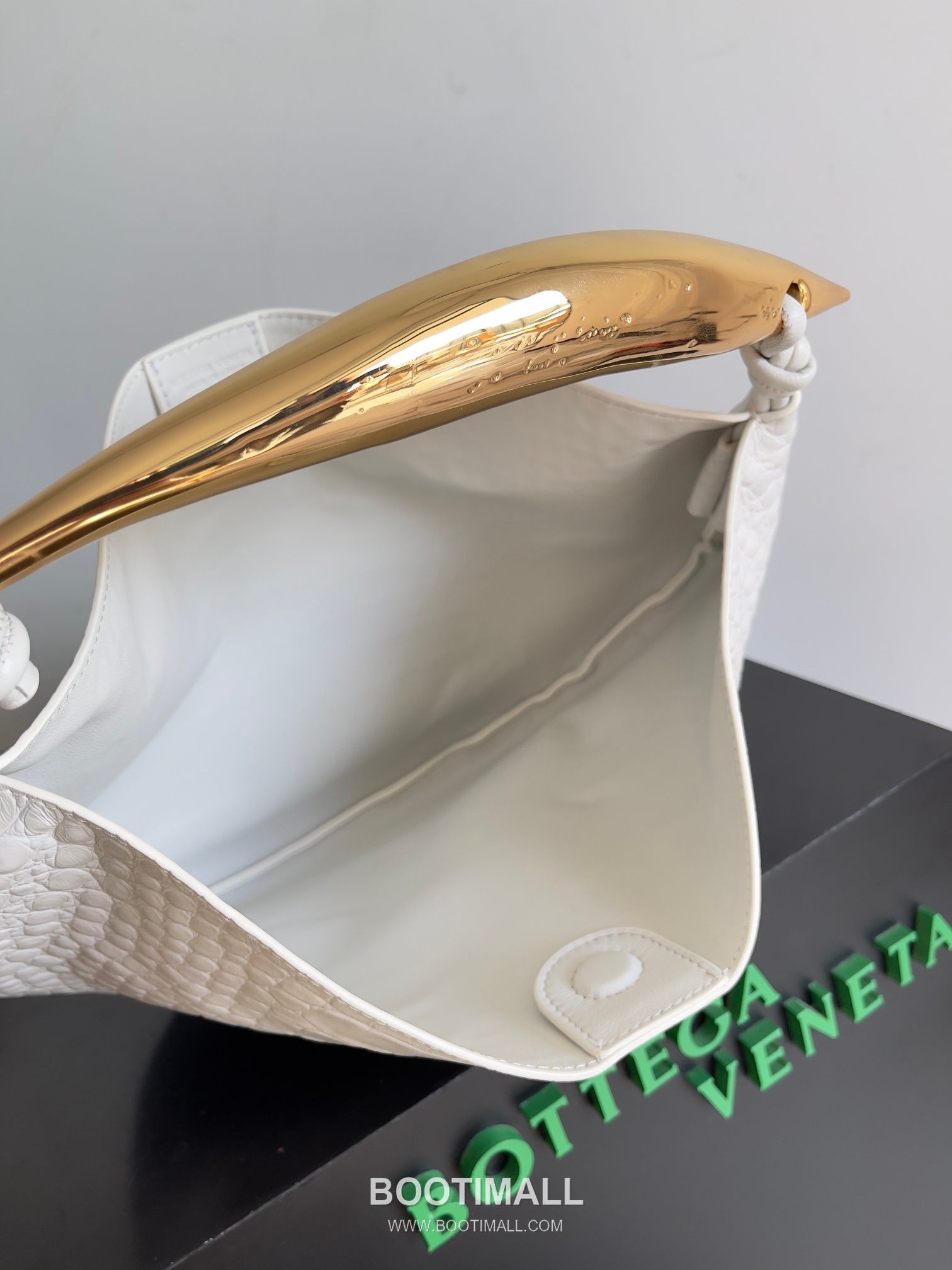 Bottega Veneta Sardine Croc-Embossed Large Croc-Embossed Cowhide Leather Green Shoulder Bag 보테가 베네타 사딘 크로커다일 엠보싱 라지 크로커다일 엠보싱 소가죽 그린 숄더백 36cm 8