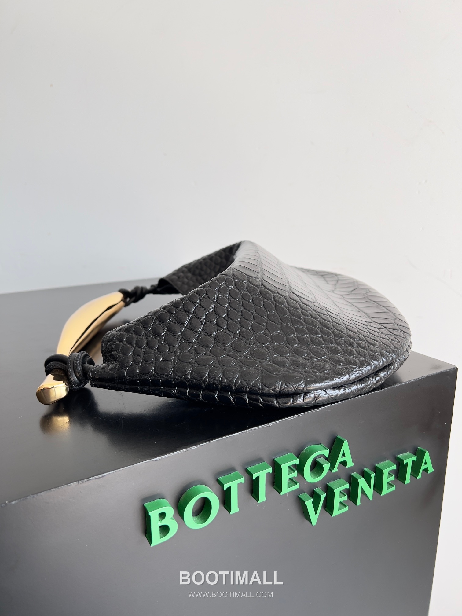 Bottega Veneta Sardine Croc-Embossed Large Croc-Embossed Cowhide Leather Green Shoulder Bag 보테가 베네타 사딘 크로커다일 엠보싱 라지 크로커다일 엠보싱 소가죽 그린 숄더백 36cm 4