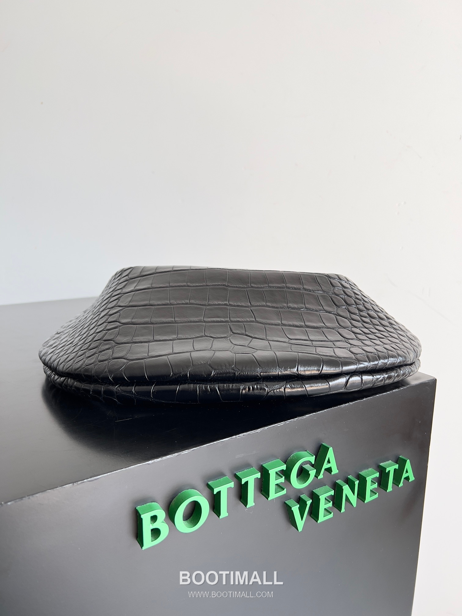 Bottega Veneta Sardine Croc-Embossed Large Croc-Embossed Cowhide Leather Green Shoulder Bag 보테가 베네타 사딘 크로커다일 엠보싱 라지 크로커다일 엠보싱 소가죽 그린 숄더백 36cm 5