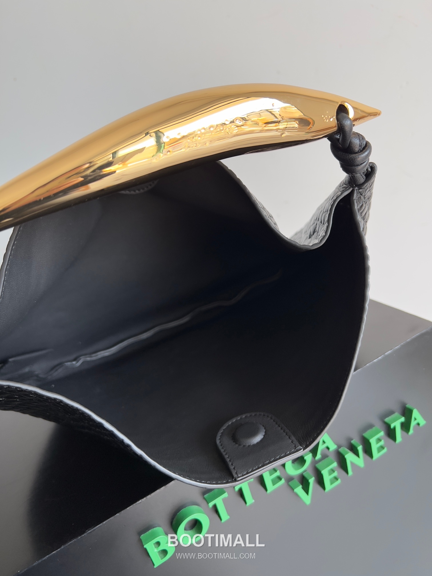 Bottega Veneta Sardine Croc-Embossed Large Croc-Embossed Cowhide Leather Green Shoulder Bag 보테가 베네타 사딘 크로커다일 엠보싱 라지 크로커다일 엠보싱 소가죽 그린 숄더백 36cm 8