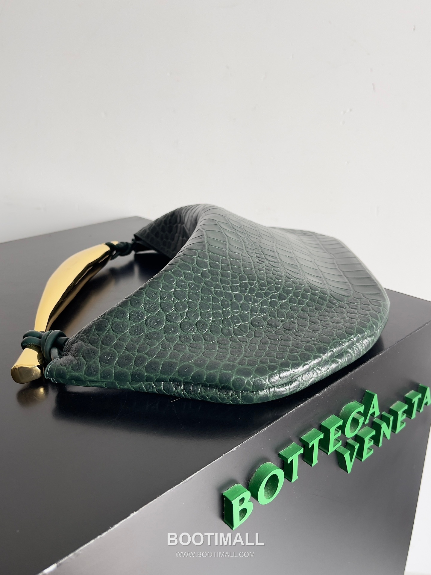 Bottega Veneta Sardine Croc-Embossed Large Croc-Embossed Cowhide Leather Green Shoulder Bag 보테가 베네타 사딘 크로커다일 엠보싱 라지 크로커다일 엠보싱 소가죽 그린 숄더백 36cm 3