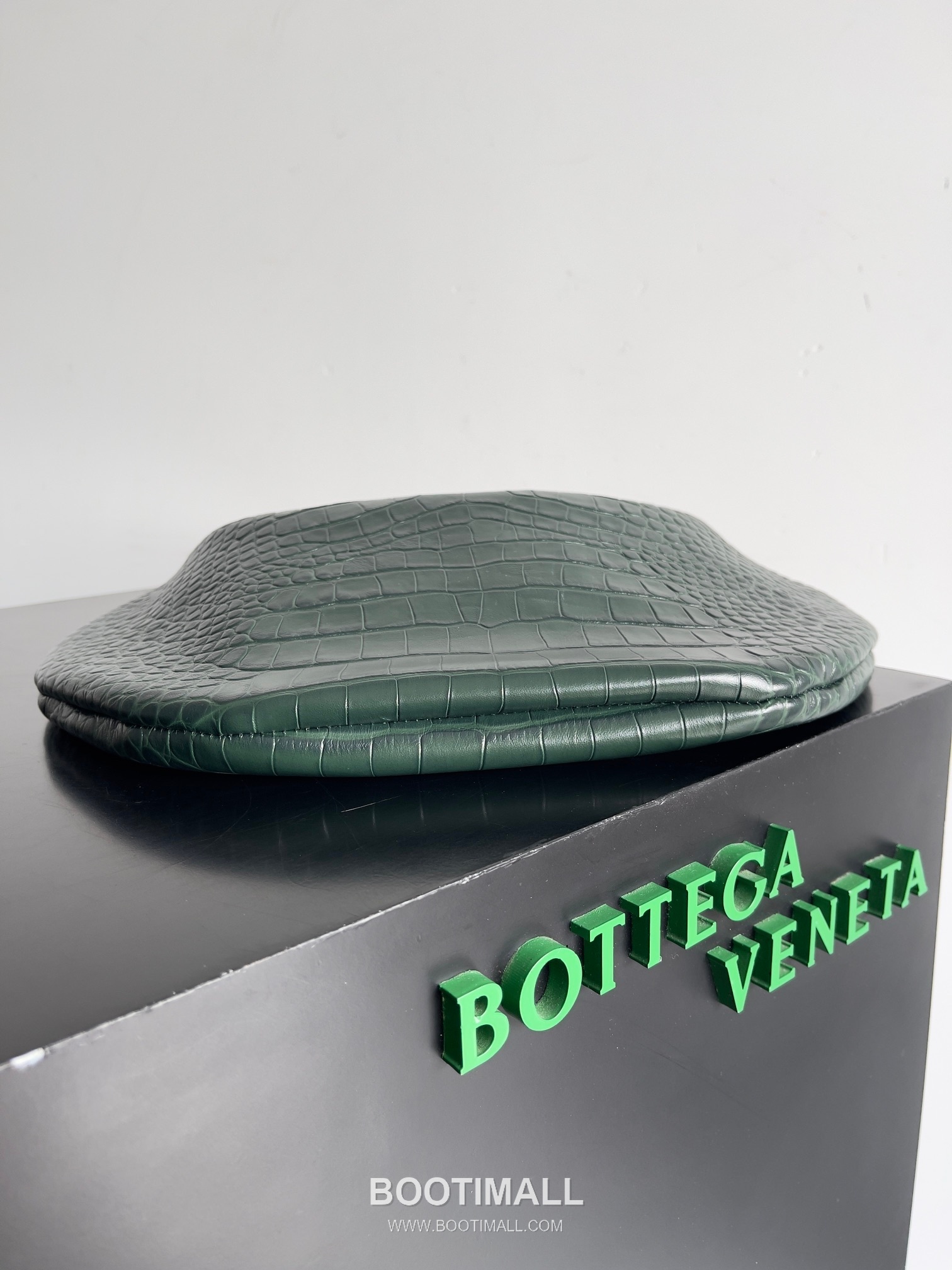 Bottega Veneta Sardine Croc-Embossed Large Croc-Embossed Cowhide Leather Green Shoulder Bag 보테가 베네타 사딘 크로커다일 엠보싱 라지 크로커다일 엠보싱 소가죽 그린 숄더백 36cm 4