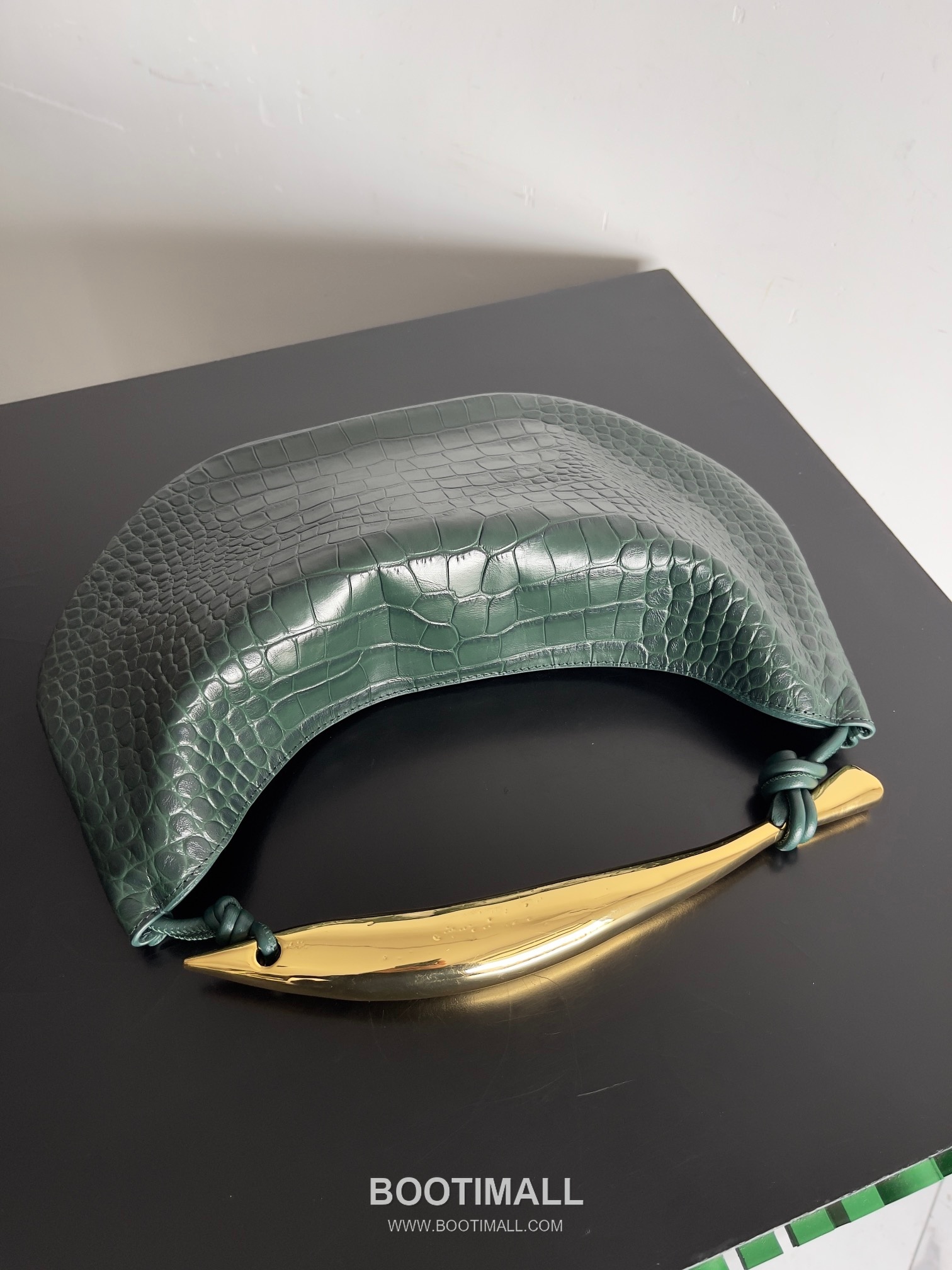 Bottega Veneta Sardine Croc-Embossed Large Croc-Embossed Cowhide Leather Green Shoulder Bag 보테가 베네타 사딘 크로커다일 엠보싱 라지 크로커다일 엠보싱 소가죽 그린 숄더백 36cm 5