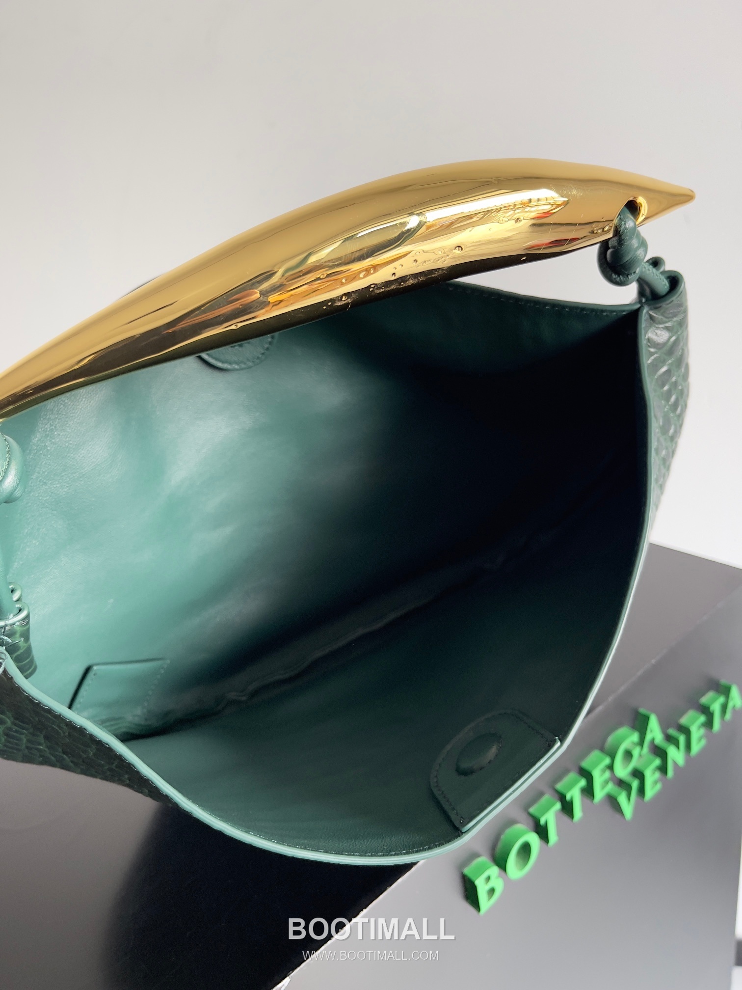 Bottega Veneta Sardine Croc-Embossed Large Croc-Embossed Cowhide Leather Green Shoulder Bag 보테가 베네타 사딘 크로커다일 엠보싱 라지 크로커다일 엠보싱 소가죽 그린 숄더백 36cm 8