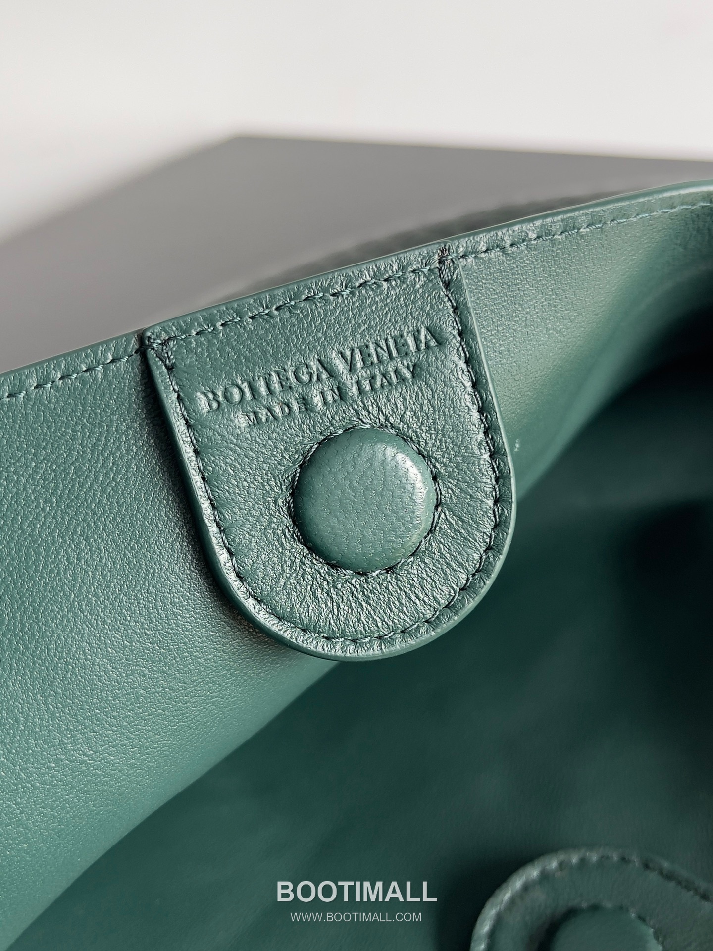 Bottega Veneta Sardine Croc-Embossed Large Croc-Embossed Cowhide Leather Green Shoulder Bag 보테가 베네타 사딘 크로커다일 엠보싱 라지 크로커다일 엠보싱 소가죽 그린 숄더백 36cm 9