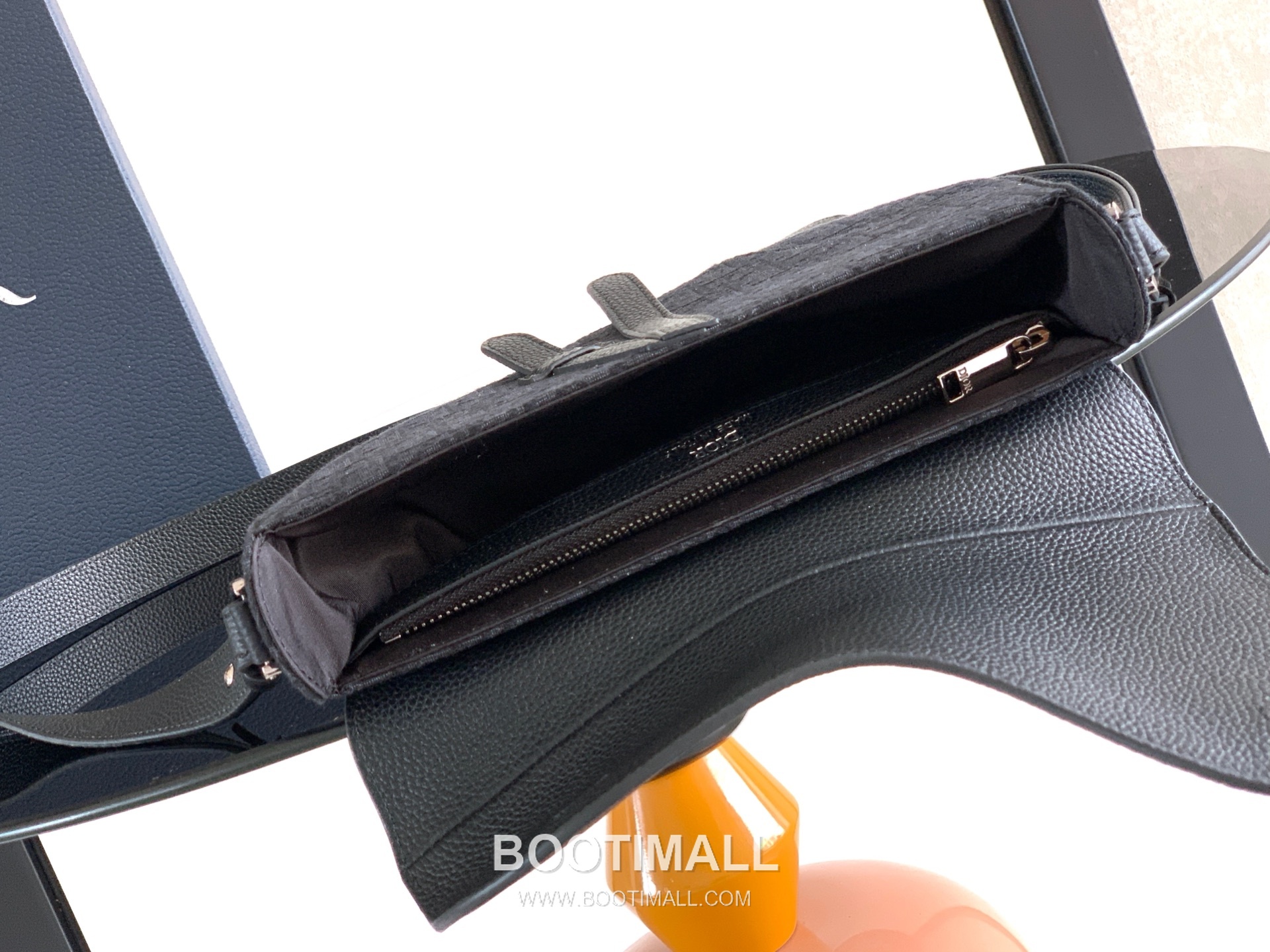 Dior Saddle Oblique Oblique Fabric & Grained Calfskin Black Crossbody Bag 디올 새들 오블리크 1ADPO413YKS 오블리크 패브릭 & 그레인드 카프스킨 블랙 크로스백 26cm 9