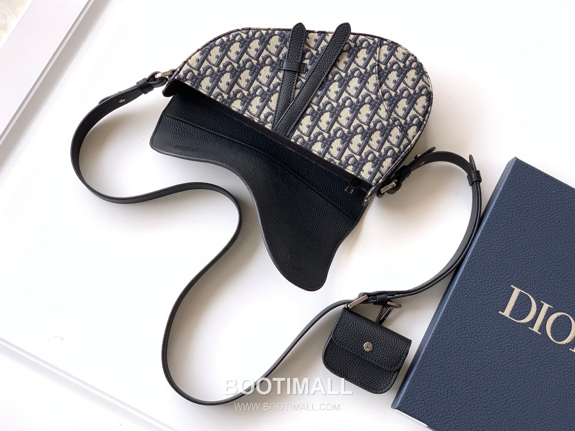 Dior Saddle Oblique Oblique Fabric & Grained Calfskin Black Crossbody Bag 디올 새들 오블리크 1ADPO413YKS 오블리크 패브릭 & 그레인드 카프스킨 블랙 크로스백 26cm 5