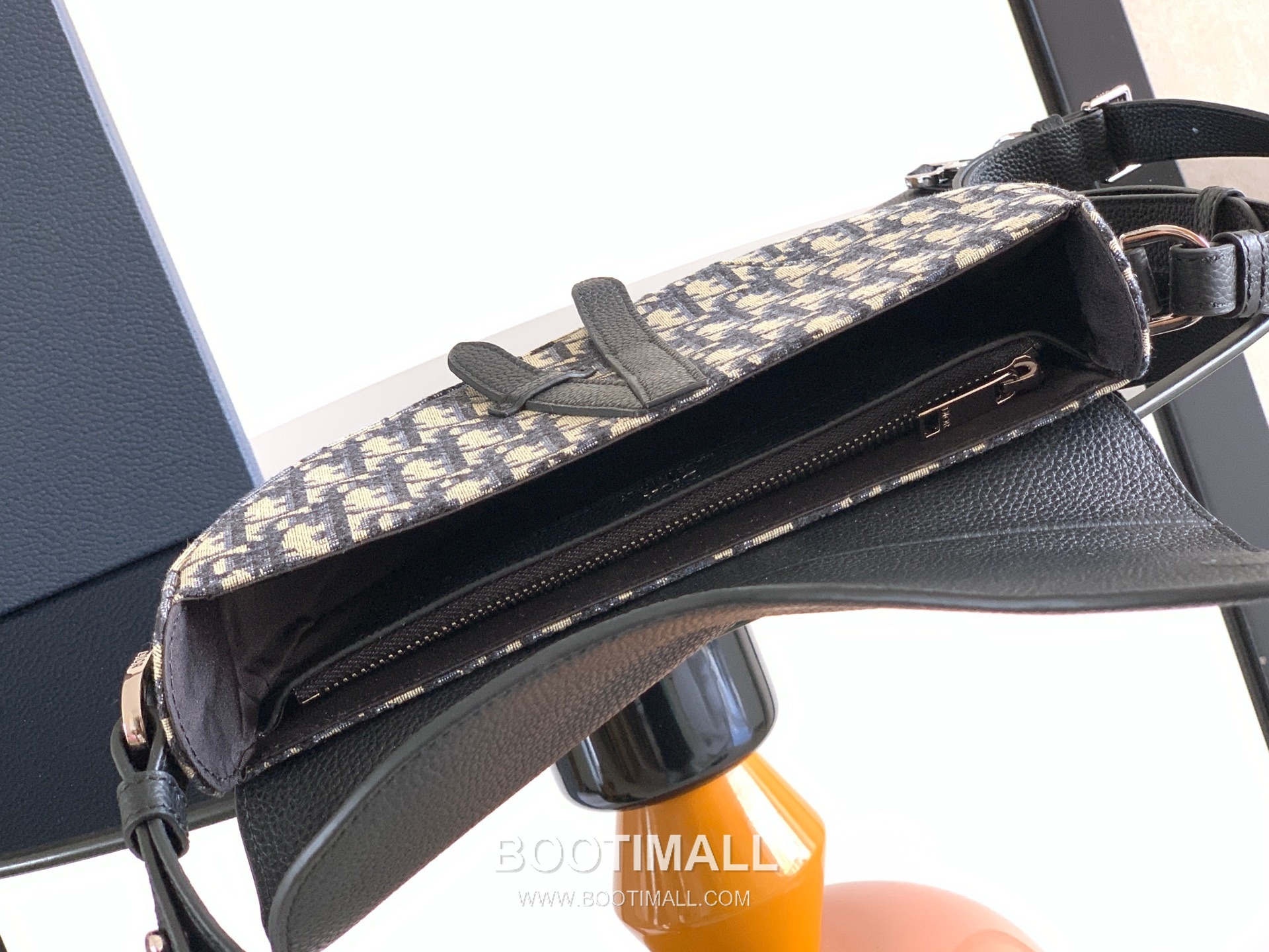 Dior Saddle Oblique Oblique Fabric & Grained Calfskin Black Crossbody Bag 디올 새들 오블리크 1ADPO413YKS 오블리크 패브릭 & 그레인드 카프스킨 블랙 크로스백 26cm 8