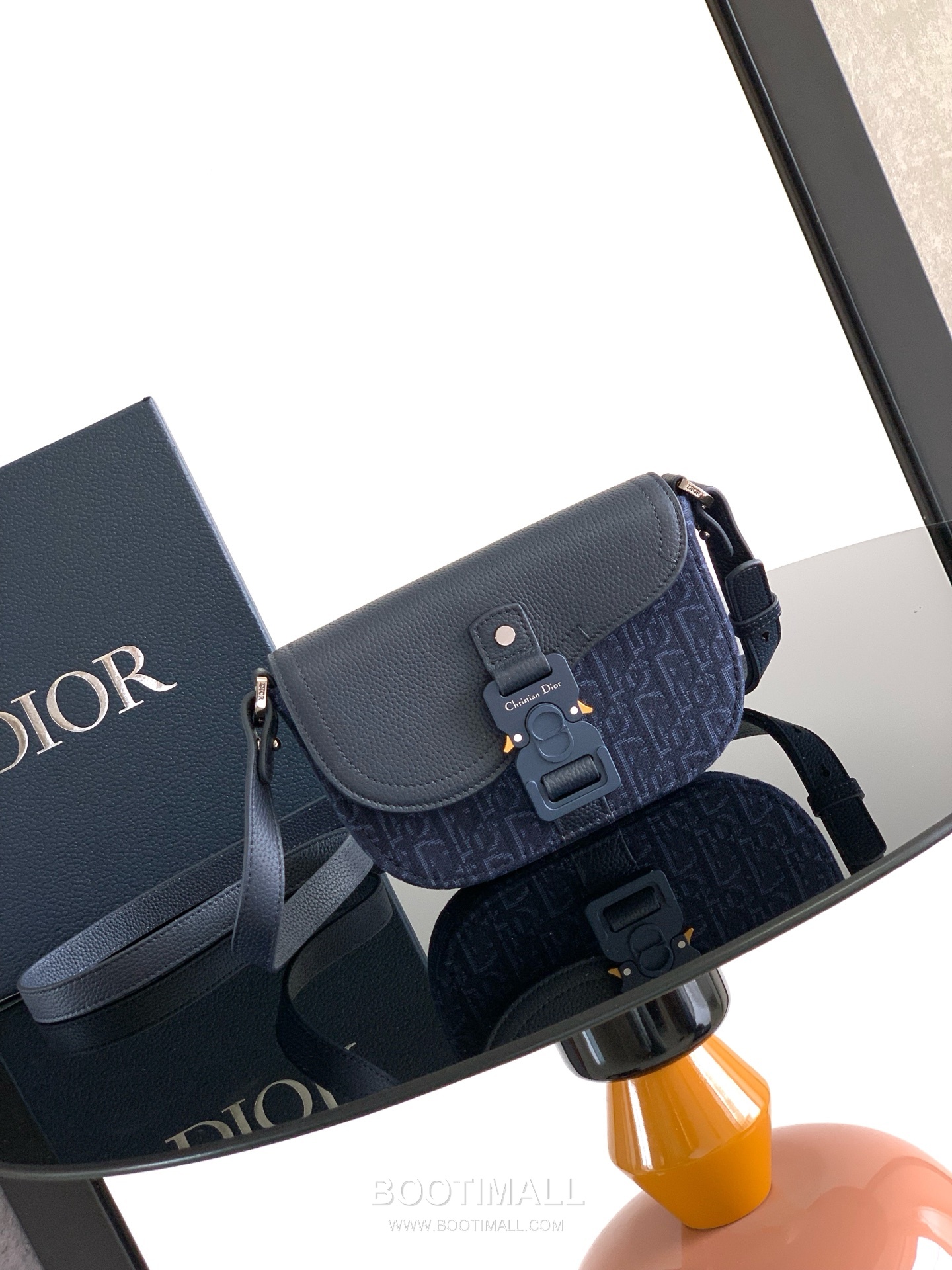 Dior Saddle Oblique Mini Messenger Grained Calfskin Navy Crossbody Bag 디올 새들 오블리크 미니 메신저 2ADCA435YKS 그레인드 카프스킨 네이비 크로스백 20cm 1