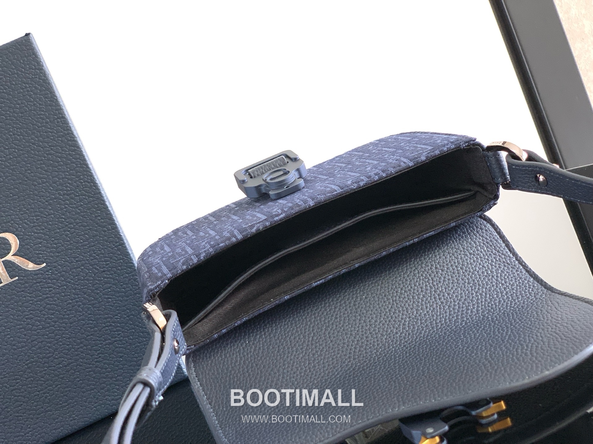 Dior Saddle Oblique Mini Messenger Grained Calfskin Navy Crossbody Bag 디올 새들 오블리크 미니 메신저 2ADCA435YKS 그레인드 카프스킨 네이비 크로스백 20cm 8