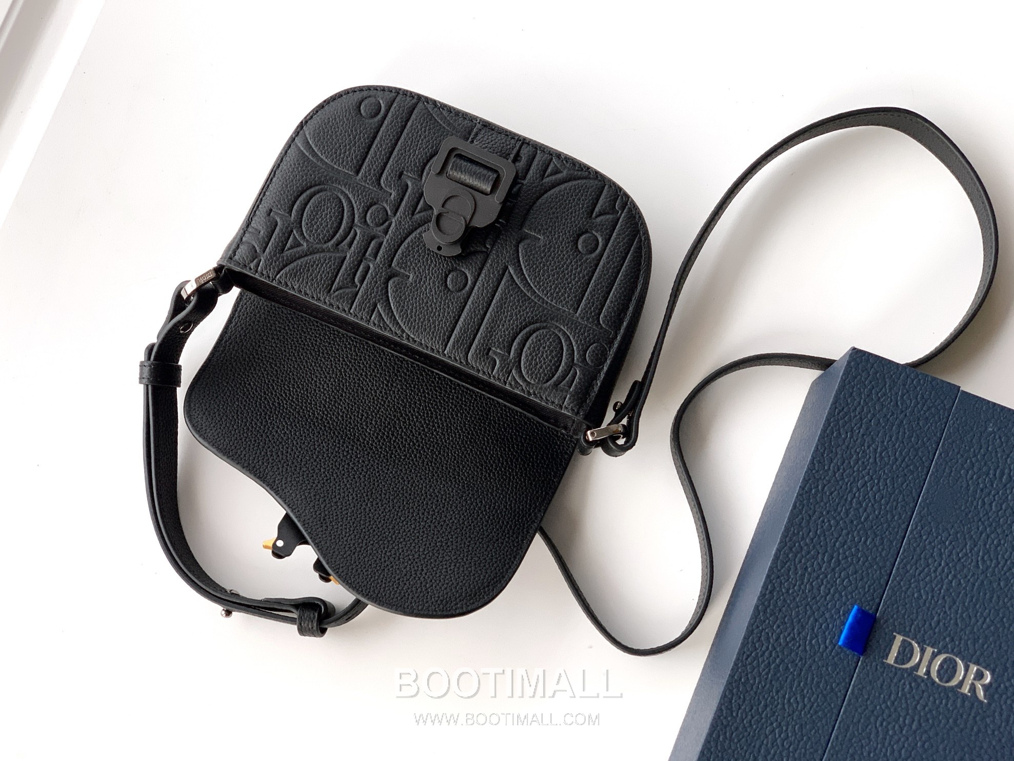 Dior Saddle Gravity Mini Embossed Cowhide Leather Black Messenger Bag 디올 새들 그래비티 미니 엠보싱 소가죽 블랙 메신저백 20cm 8