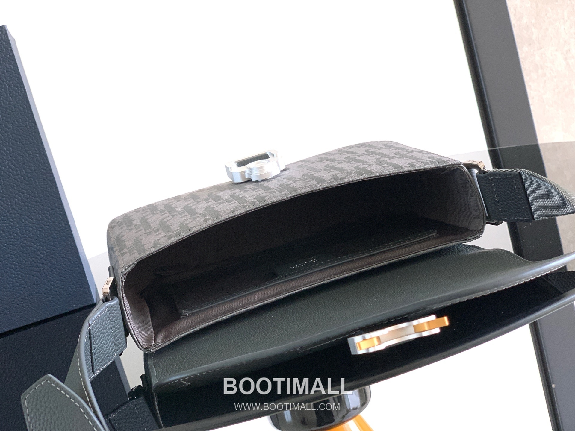 Dior Oblique Saddle Flap Messenger Oblique Printed Cotton Tech Fabric Grained Cowhide Black Messenger Bag 디올 오블리크 새들 플랩 메신저 오블리크 프린트 코튼 테크 패브릭 그레인드 소가죽 블랙 메신저백 23cm 8