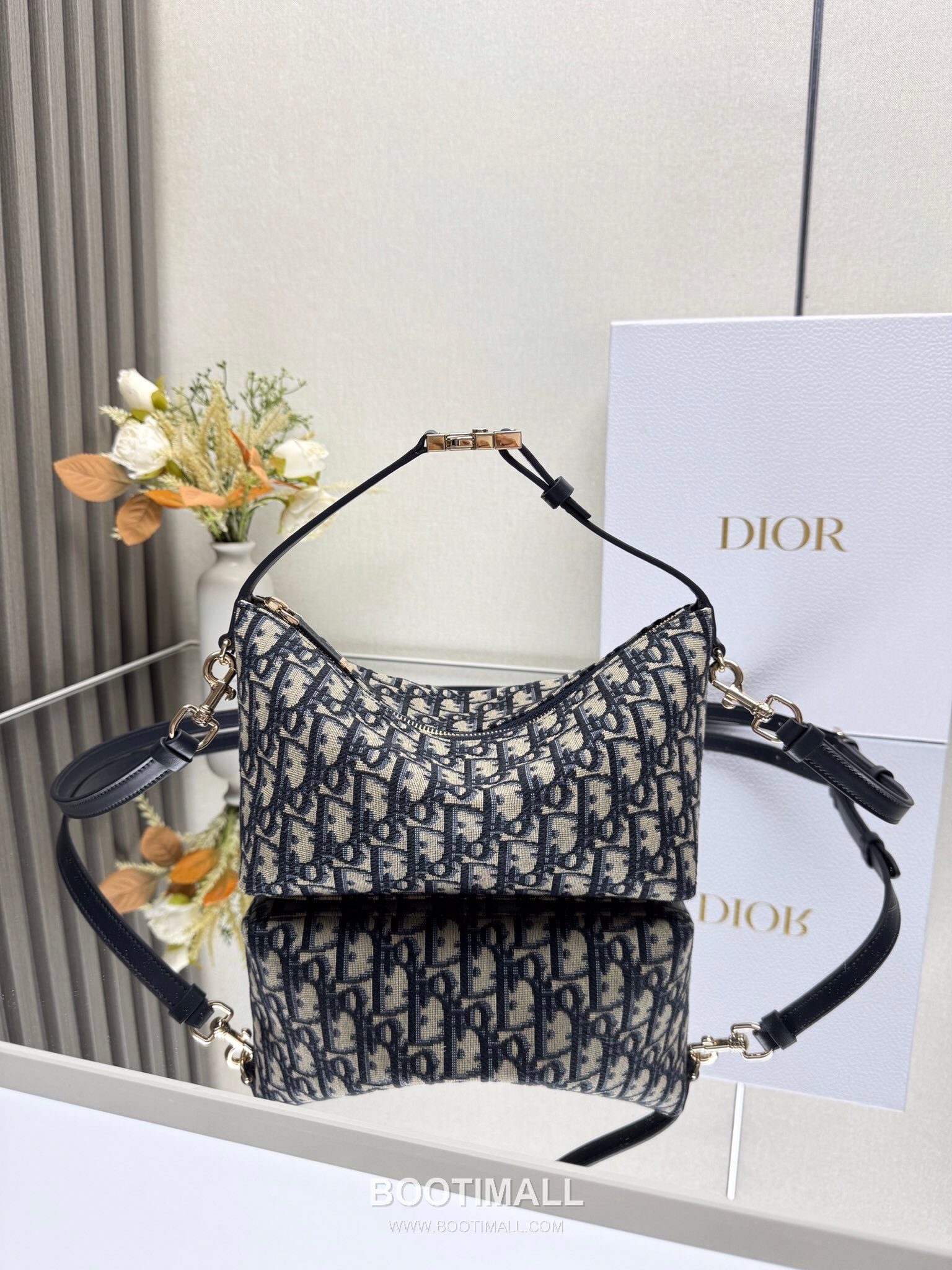 Louis Vuitton Natural Monogram Embroidered Lunch Box 5554 Embroidered Canvas Natural Crossbody Bag 루이비통 내추럴 모노그램 자수 런치 박스 5554 자수 캔버스 내추럴 크로스백 22cm 1