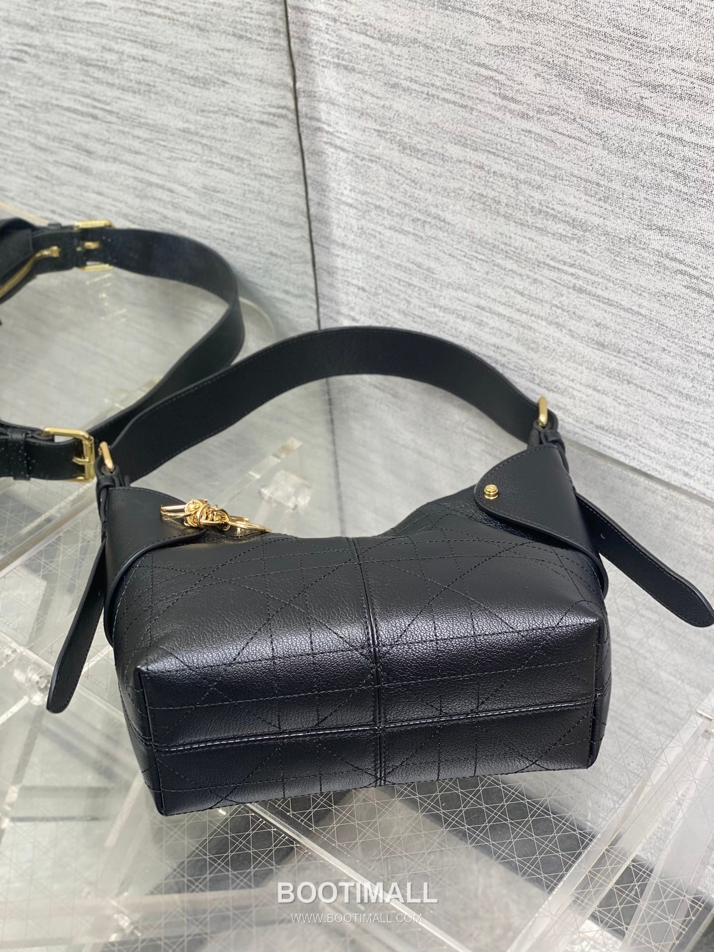 Dior Voyage Cannage Waxed Waxed Cowhide Black Shoulder Bag 디올 보야주 까나쥬 왁스드 왁스드 소가죽 블랙 숄더백 22×9.5×15cm 11