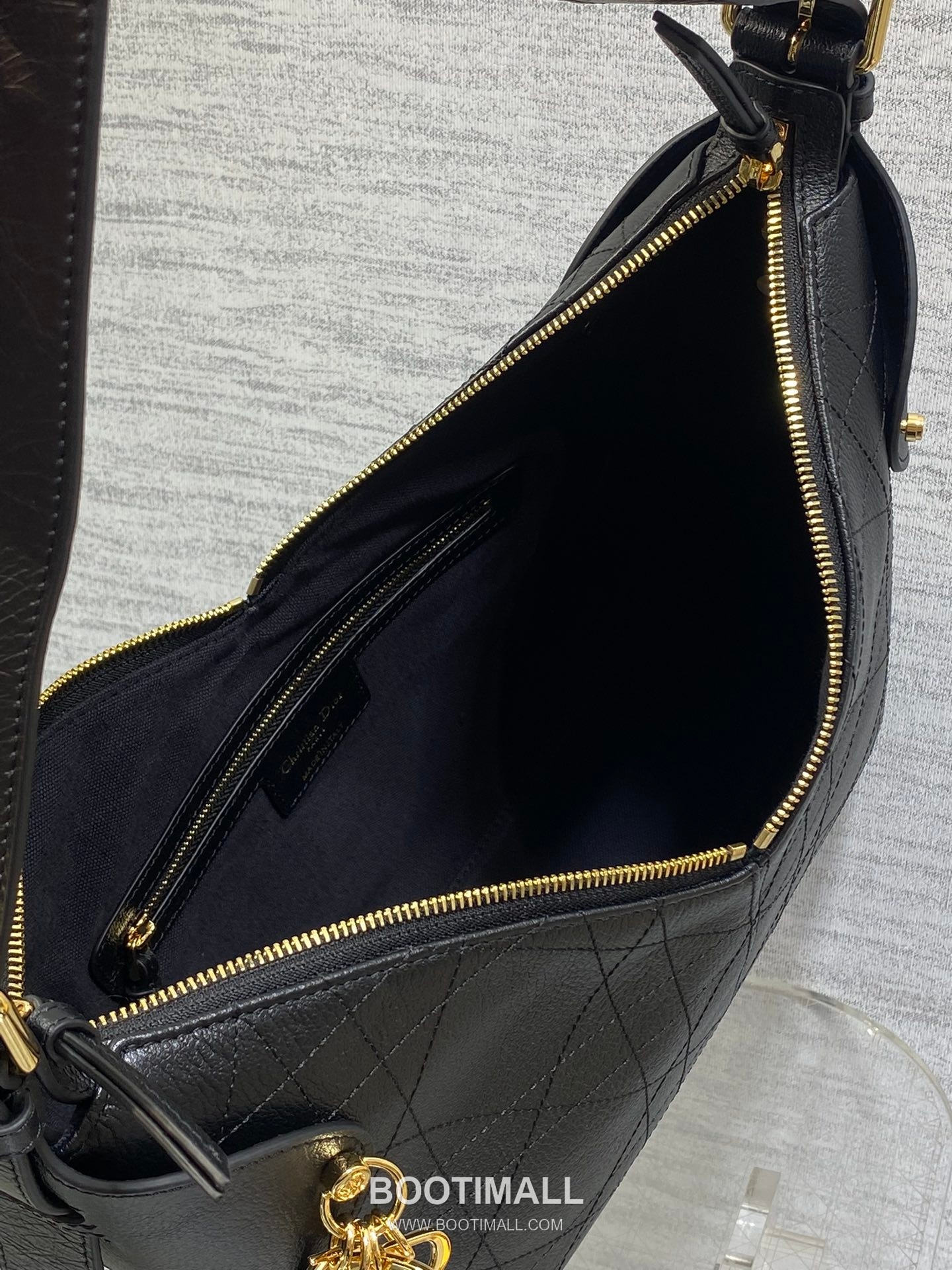 Dior Voyage Cannage Medium Hobo Waxed Cowhide Leather Black Shoulder Bag 디올 보야주 까나쥬 미디엄 호보 오일 왁스 소가죽 블랙 숄더백 28×12×18cm 17