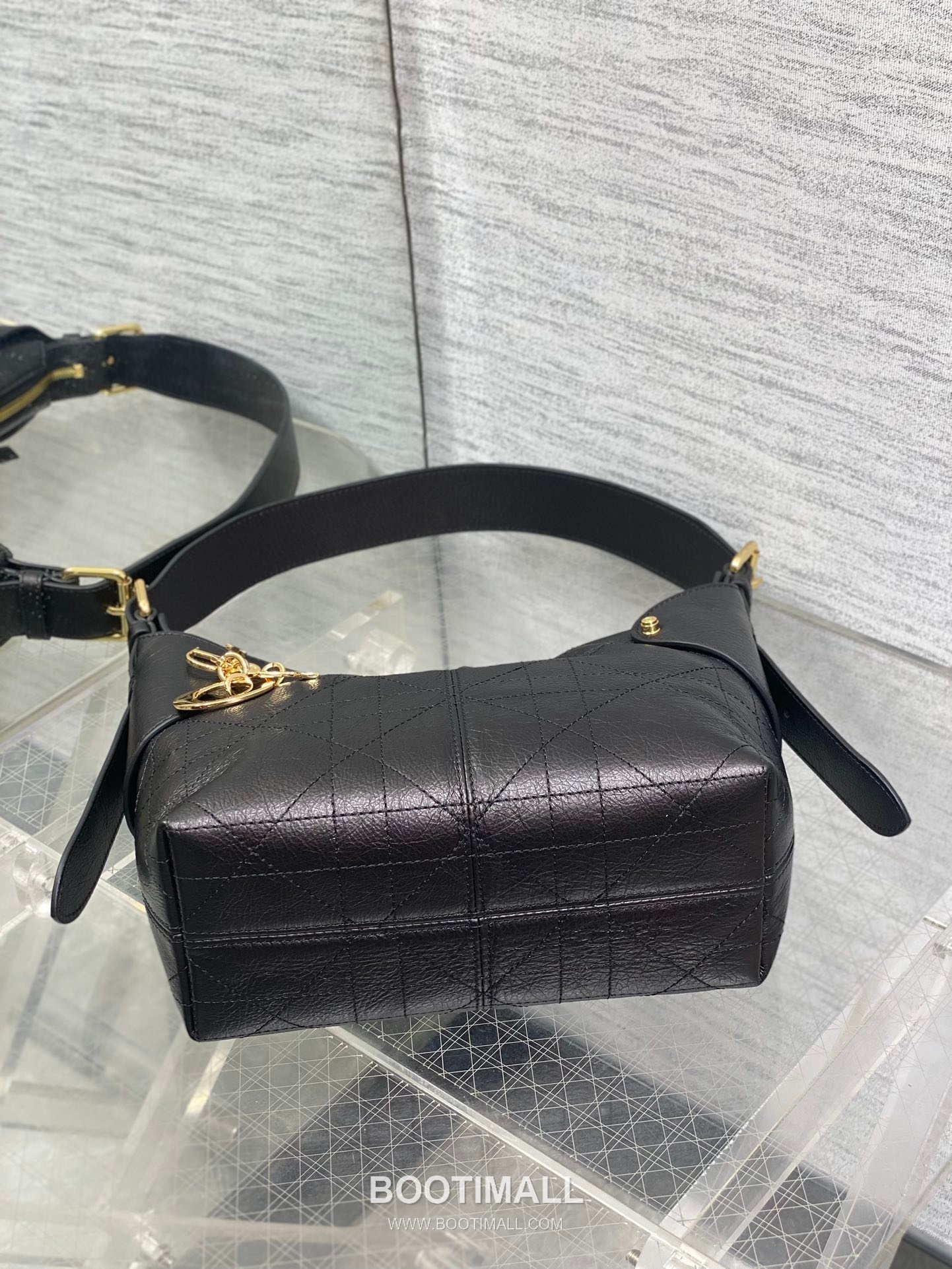 Dior Voyage Cannage Oiled-Wax Cowhide Leather Black Shoulder Bag 디올 보야주 까나쥬 오일드왁스 소가죽 블랙 숄더백 22×9.5×15cm 14