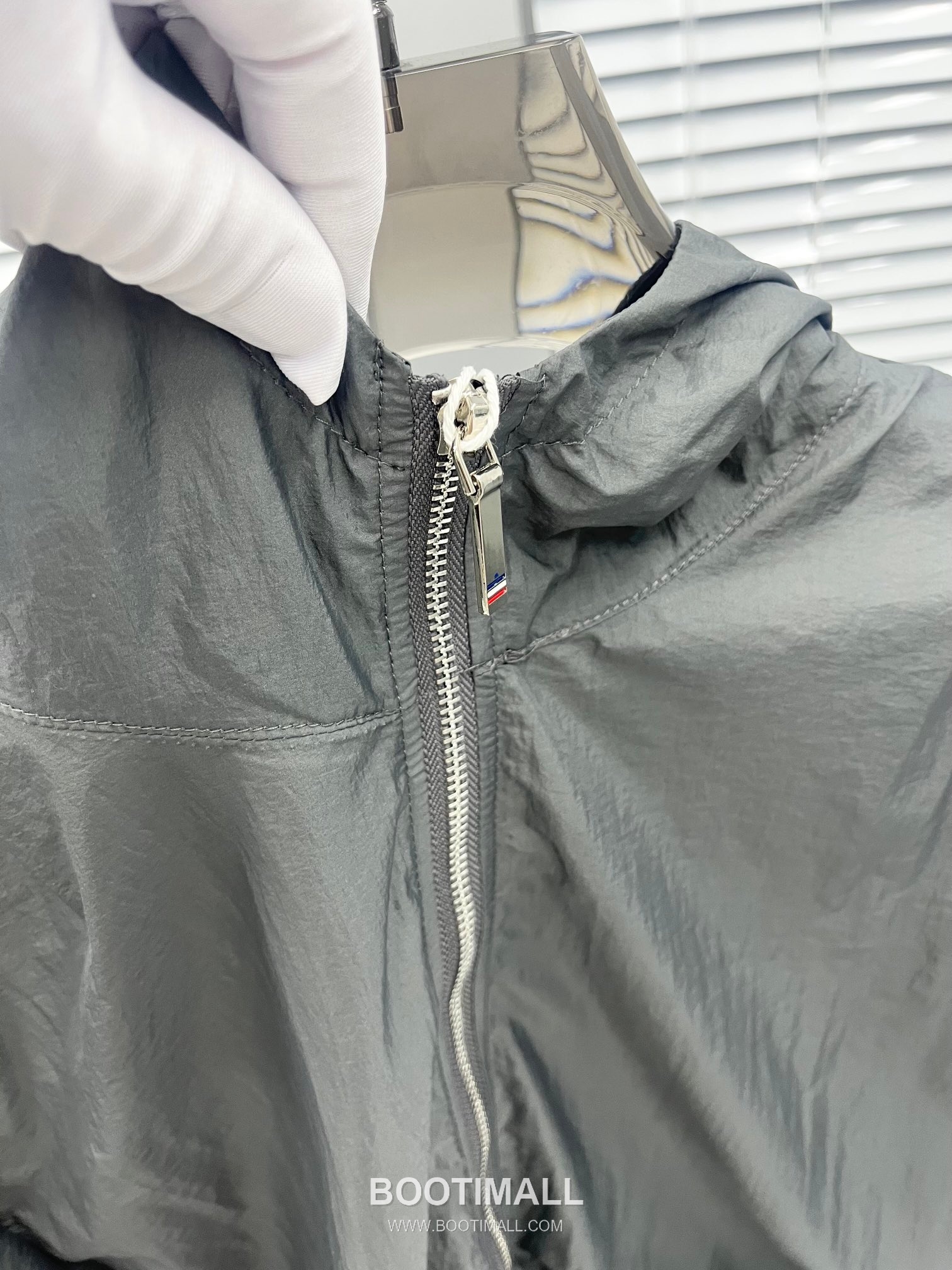 Thom Browne Tricolor Tape Hooded Zip-Up Gray Windbreaker 톰브라운 트리컬러 테이프 후드 집업 그레이 바람막이 4