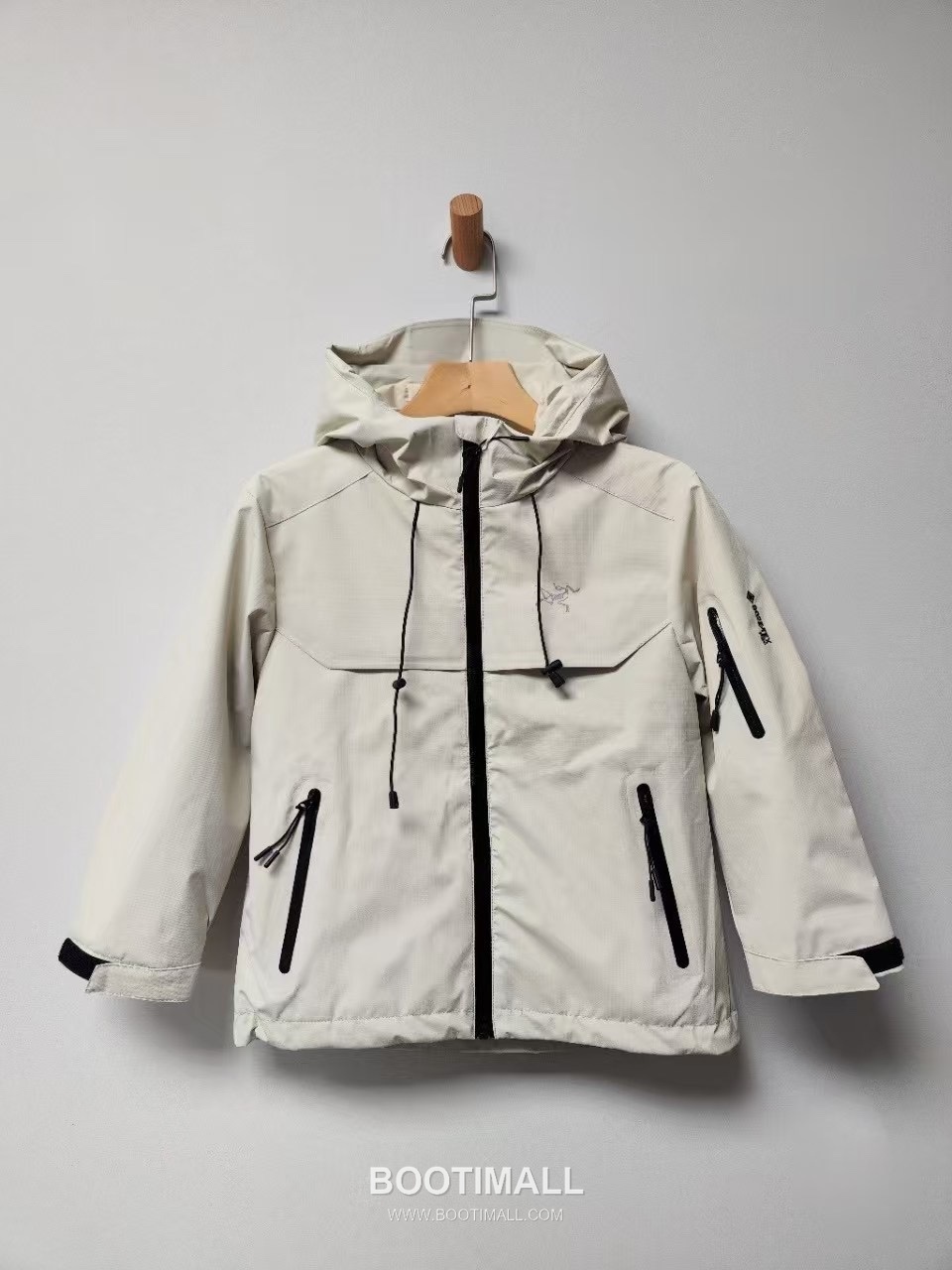 Arc'teryx Tri-Layer Hooded Shell Polyester Blend Black Windbreaker 아크테릭스 트라이 레이어 후드 쉘 폴리에스터 블렌드 블랙 바람막이 1