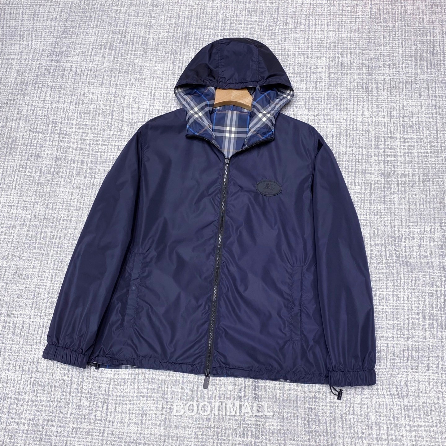 Burberry Oval Patch Hooded Navy Windbreaker 버버리 오벌 패치 후드 네이비 바람막이 1