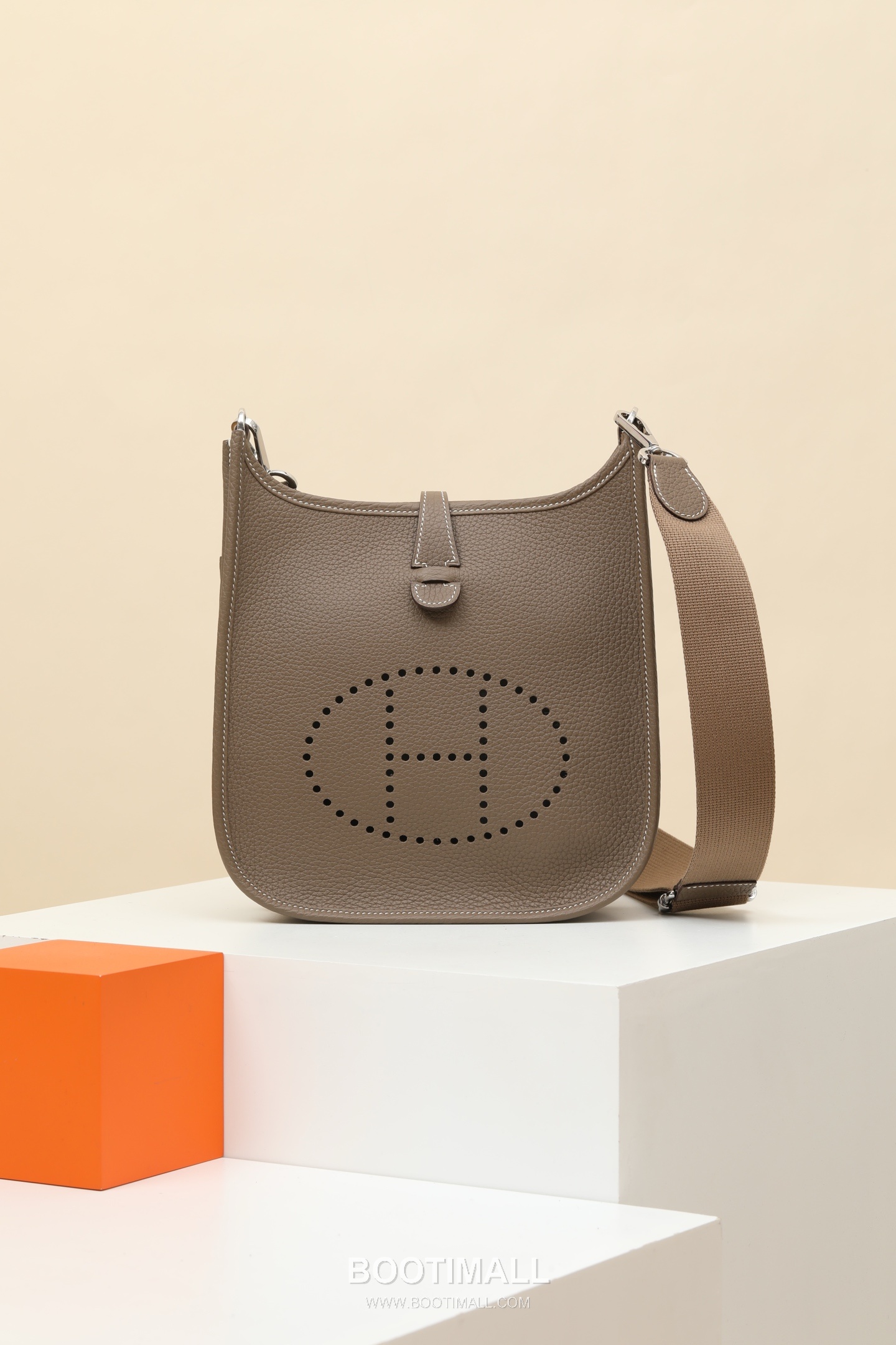 Hermes Clemence Crossbody 23 Clemence Calfskin Etoupe Crossbody Bag 에르메스 클레망스 크로스바디 23 클레망스 송아지가죽 에토프 크로스백 26cm 1