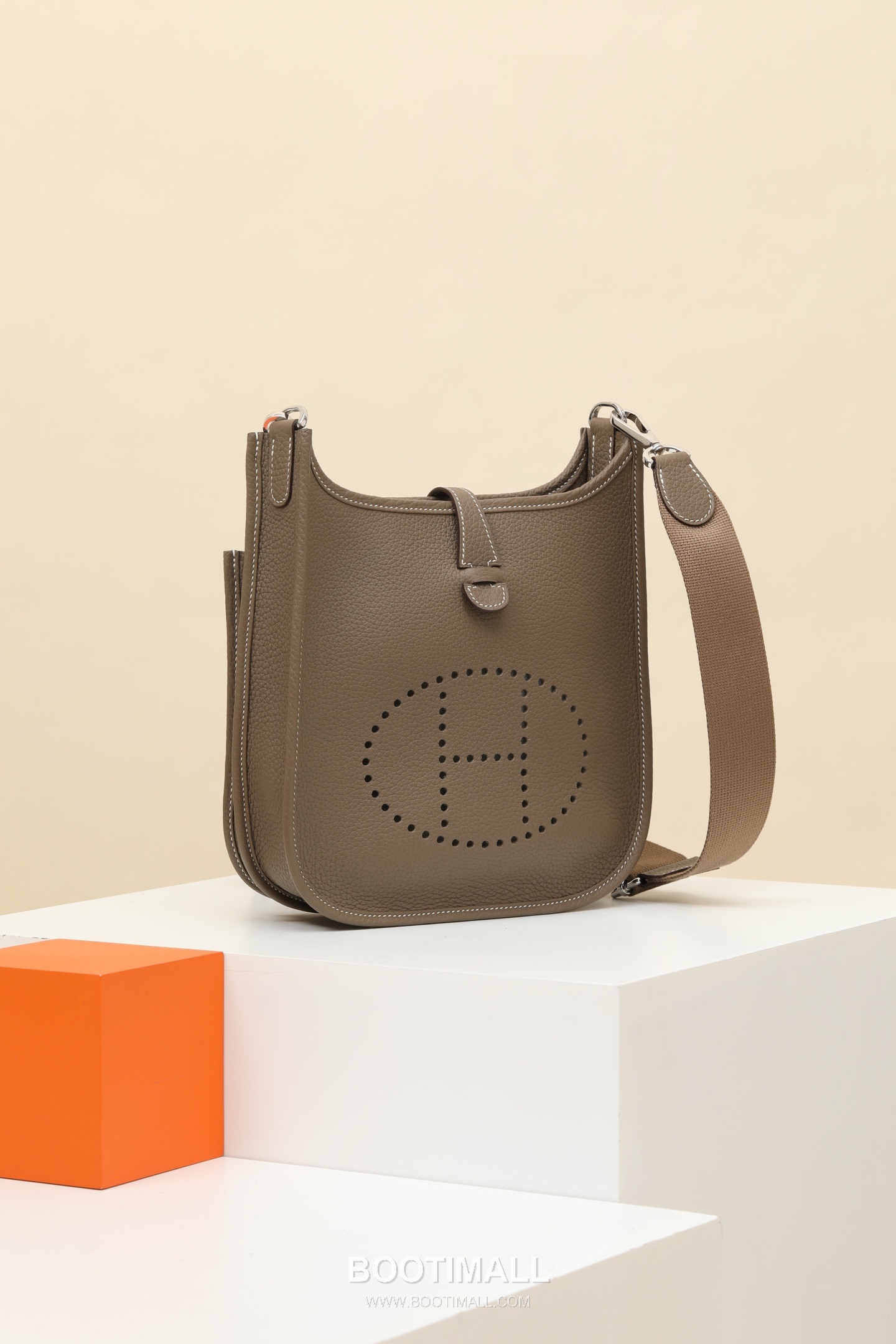 Hermes Clemence Crossbody 23 Clemence Calfskin Etoupe Crossbody Bag 에르메스 클레망스 크로스바디 23 클레망스 송아지가죽 에토프 크로스백 26cm 2