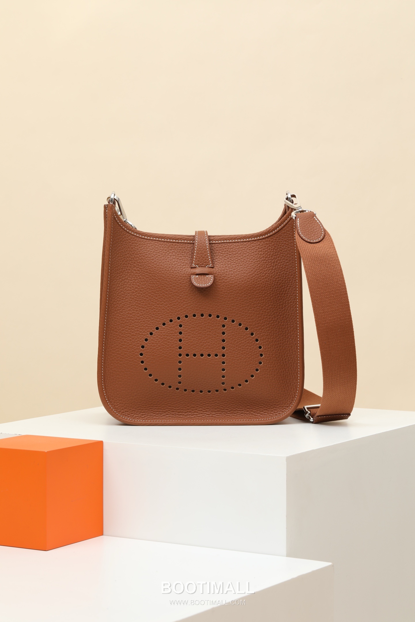Hermes YF23 Clemence Crossbody Clemence Calfskin Brown Crossbody Bag 에르메스 YF23 클레망스 크로스백 클레망스 송아지가죽 브라운 26cm 1