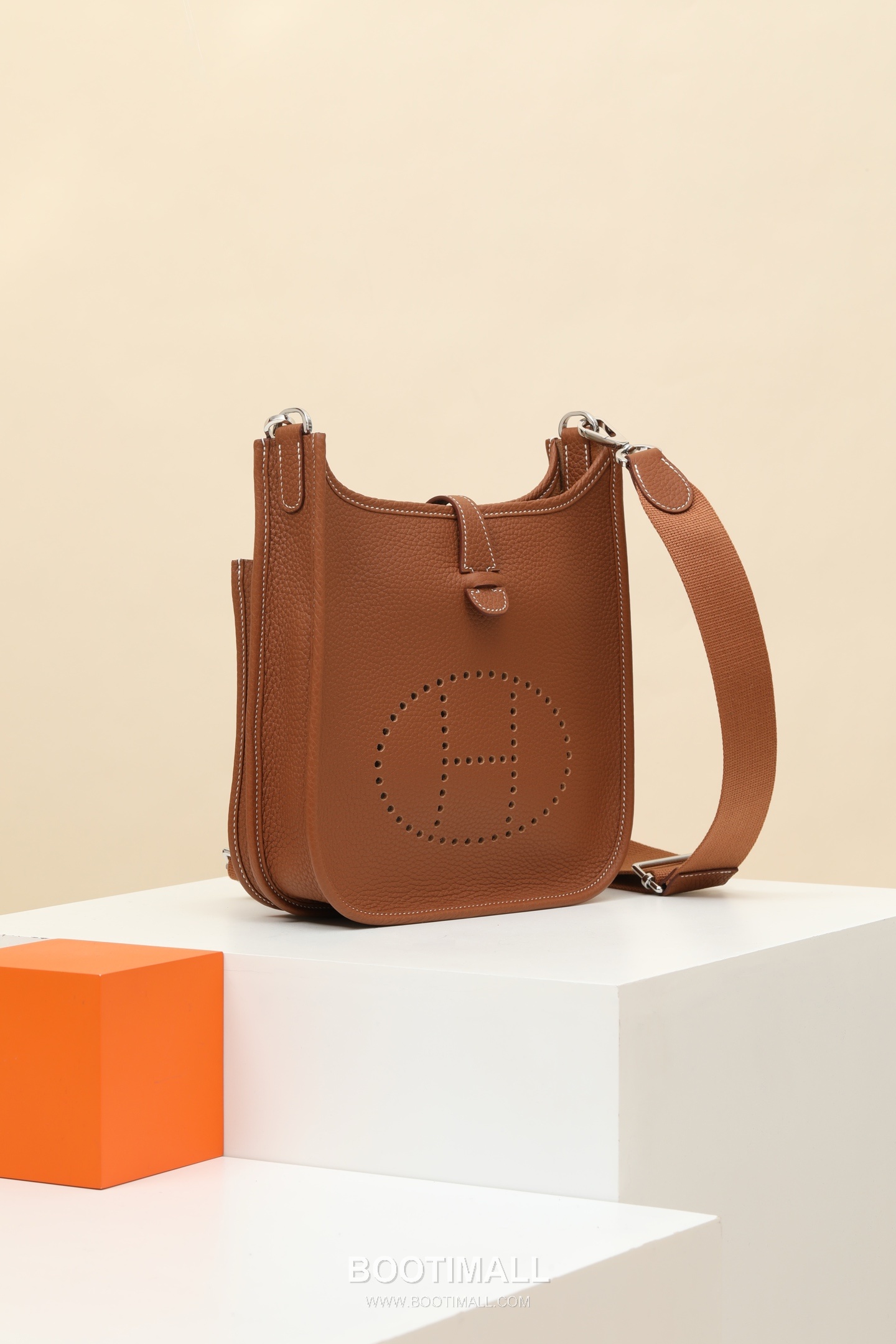 Hermes YF23 Clemence Crossbody Clemence Calfskin Brown Crossbody Bag 에르메스 YF23 클레망스 크로스백 클레망스 송아지가죽 브라운 26cm 2