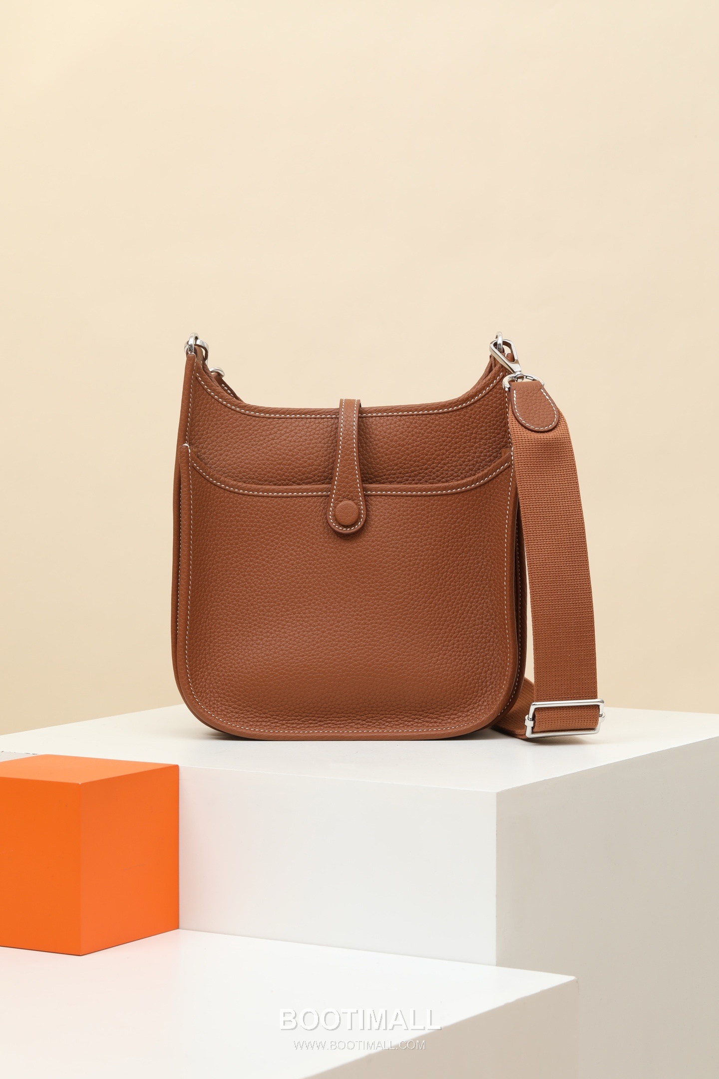 Hermes YF23 Clemence Crossbody Clemence Calfskin Brown Crossbody Bag 에르메스 YF23 클레망스 크로스백 클레망스 송아지가죽 브라운 26cm 3