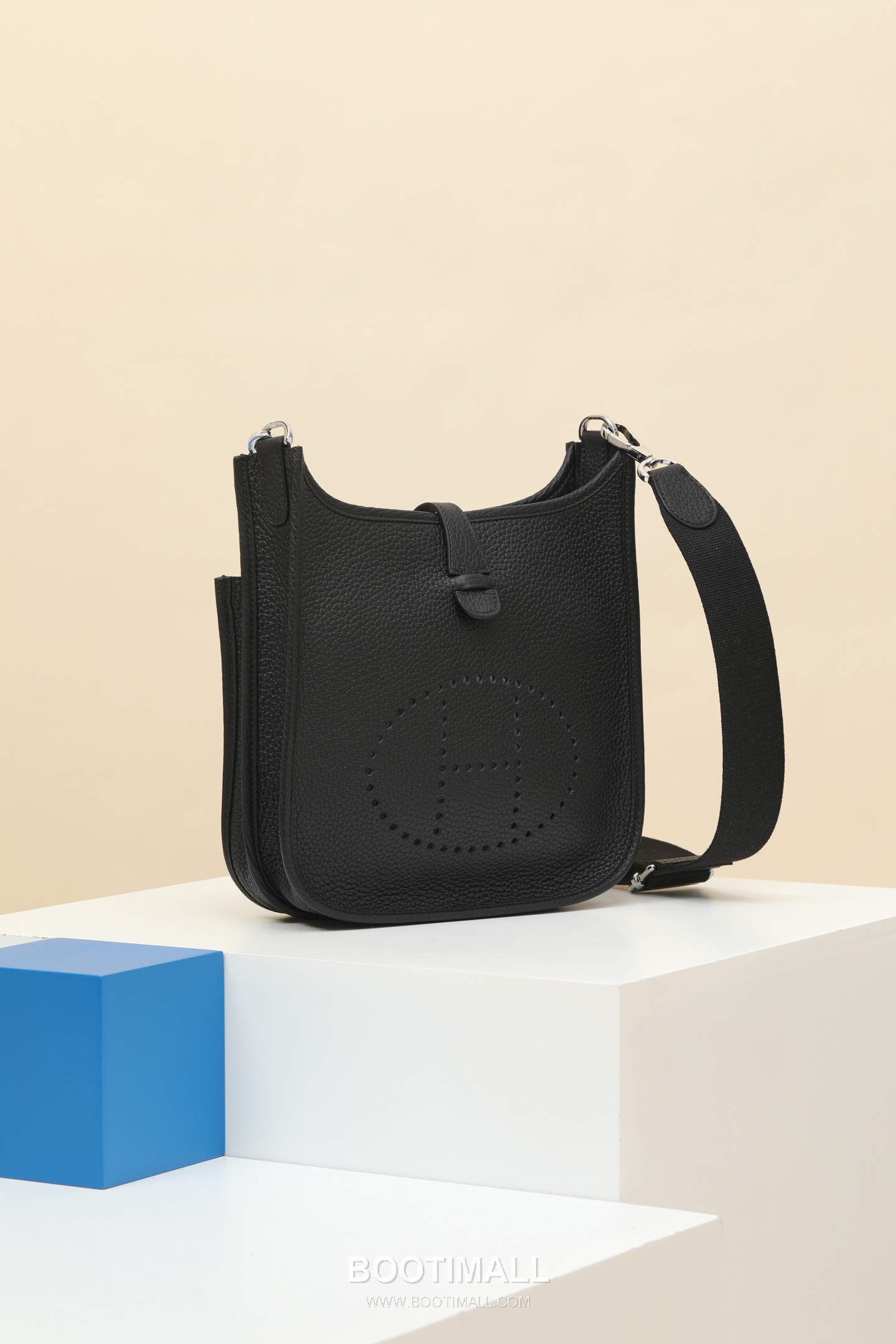 Hermes CK89 Clemence Crossbody Clemence Calfskin Black Crossbody Bag 에르메스 CK89 클레망스 크로스백 클레망스 송아지가죽 블랙 26cm 2