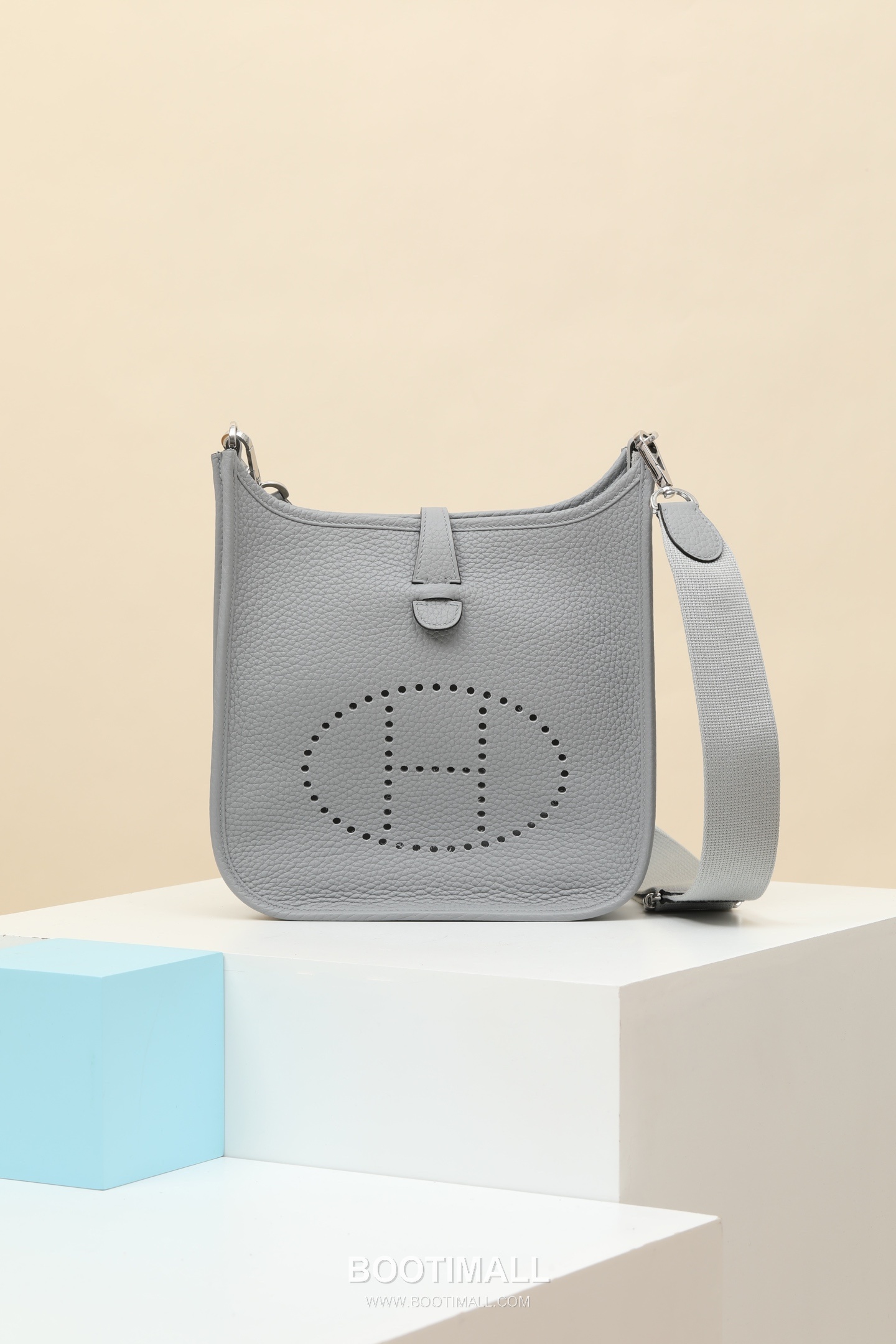 Hermes Clemence Crossbody 23 Clemence Calfskin Gray Crossbody Bag 에르메스 클레망스 크로스바디 23 클레망스 송아지가죽 그레이 크로스백 26cm 1