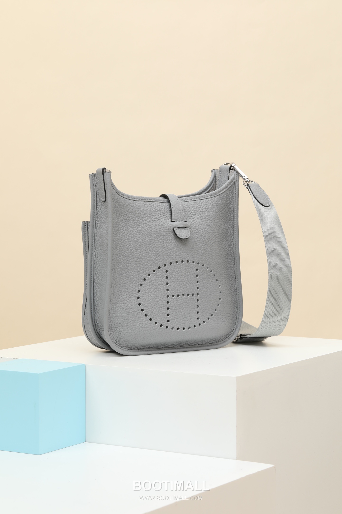Hermes Clemence Crossbody 23 Clemence Calfskin Gray Crossbody Bag 에르메스 클레망스 크로스바디 23 클레망스 송아지가죽 그레이 크로스백 26cm 2