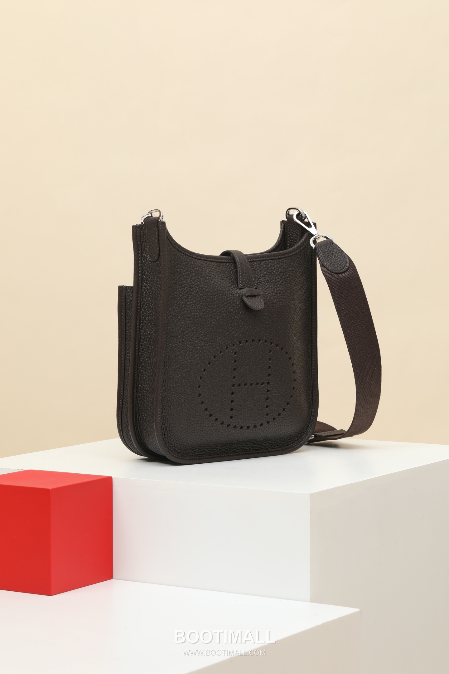 Hermes Ebony Clemence Crossbody Clemence Calfskin Brown Crossbody Bag 에르메스 우드 클레망스 크로스바디 클레망스 송아지가죽 브라운 크로스백 26cm 2