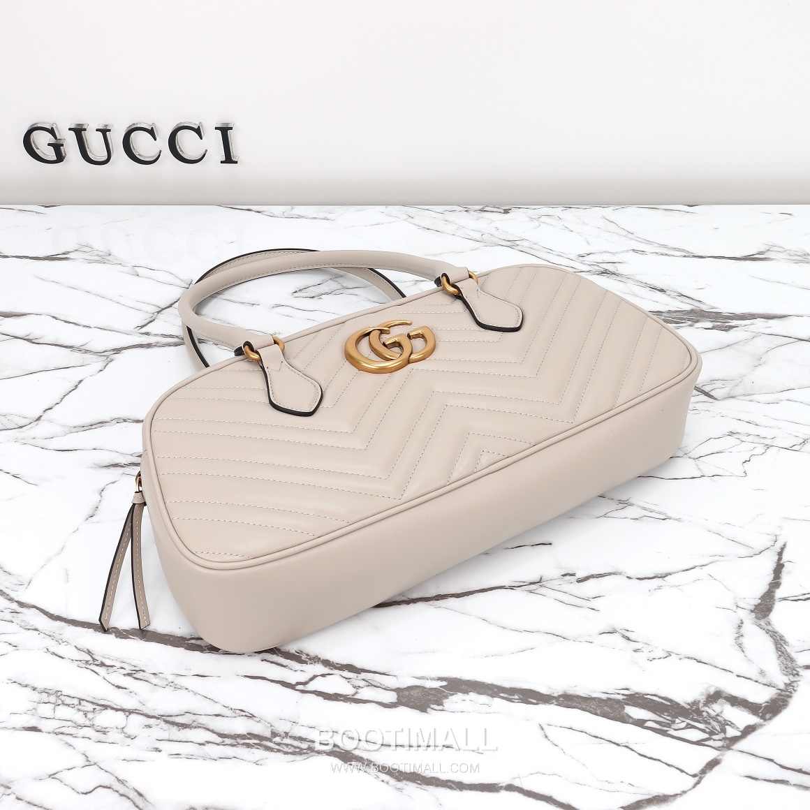 Gucci GG Marmont Chevron Matelassé Calfskin Light Grey Shoulder Bag 구찌 GG 마몬트 쉐브론 마틀라세 카프스킨 라이트그레이 숄더백 35.5cm 12